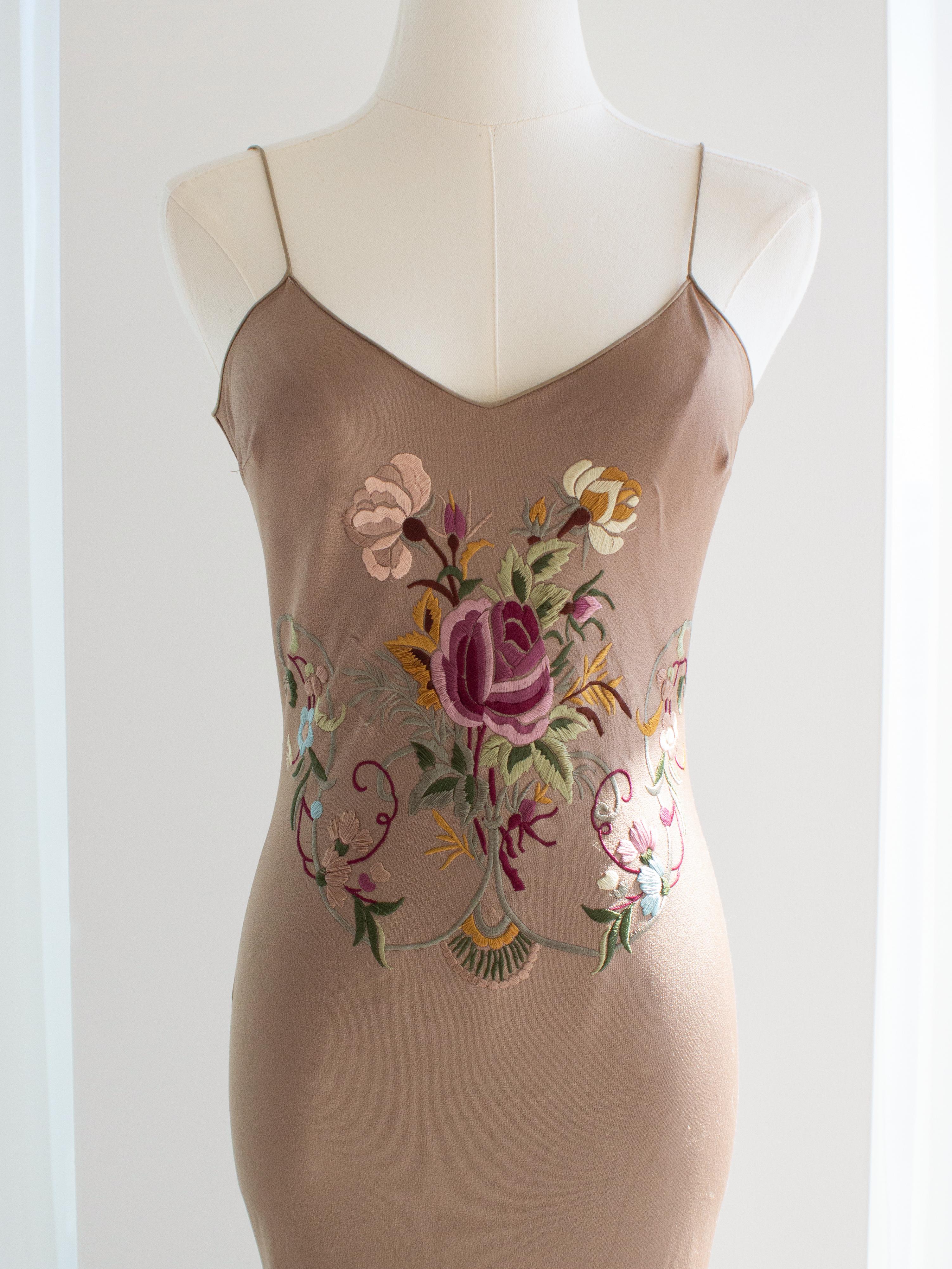Donna John Galliano Vintage P/E 2003 Nude Taupe Beige Vestito con ricami floreali in sbieco
