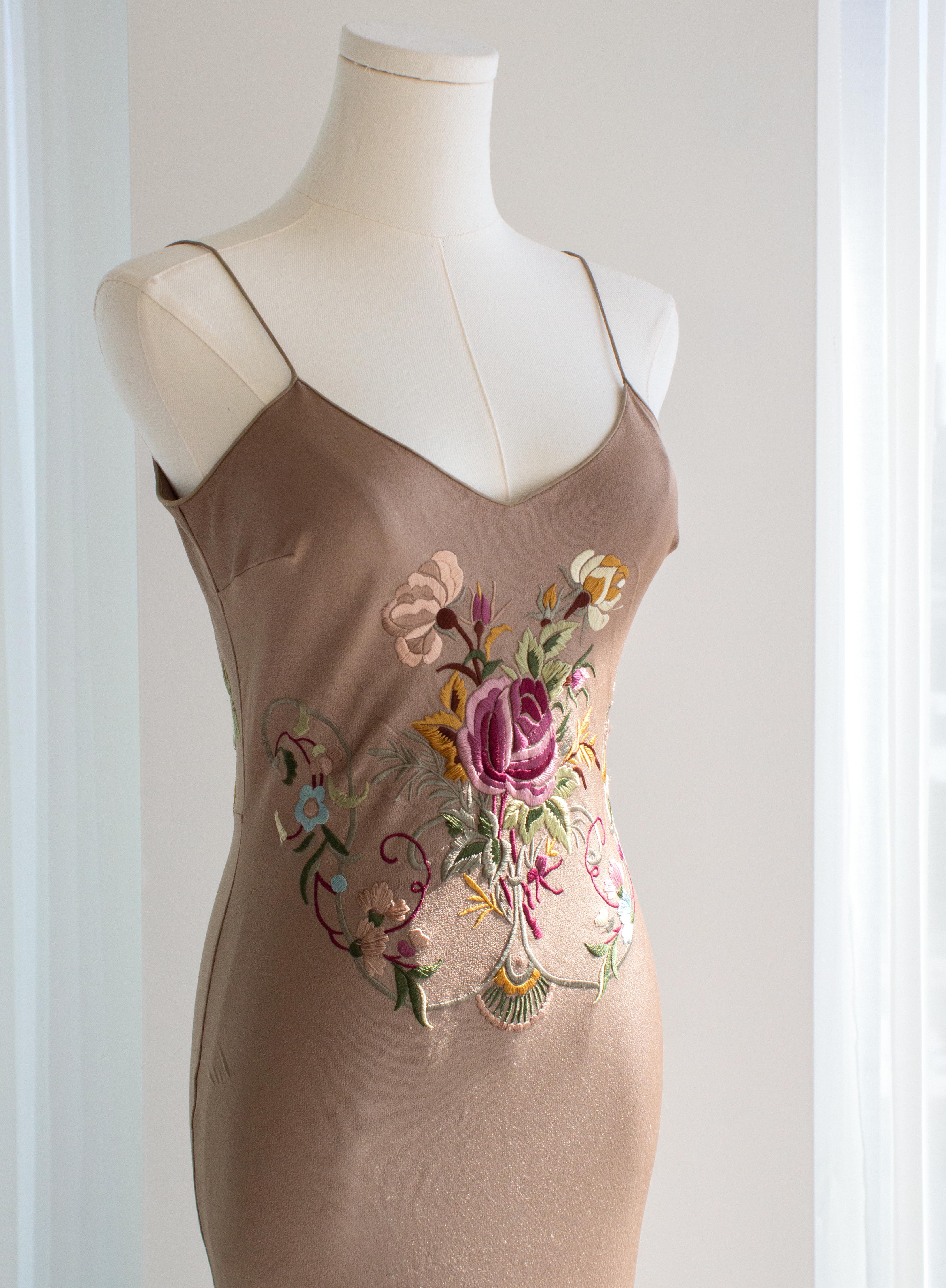 John Galliano Vintage P/E 2003 Nude Taupe Beige Vestito con ricami floreali in sbieco 1