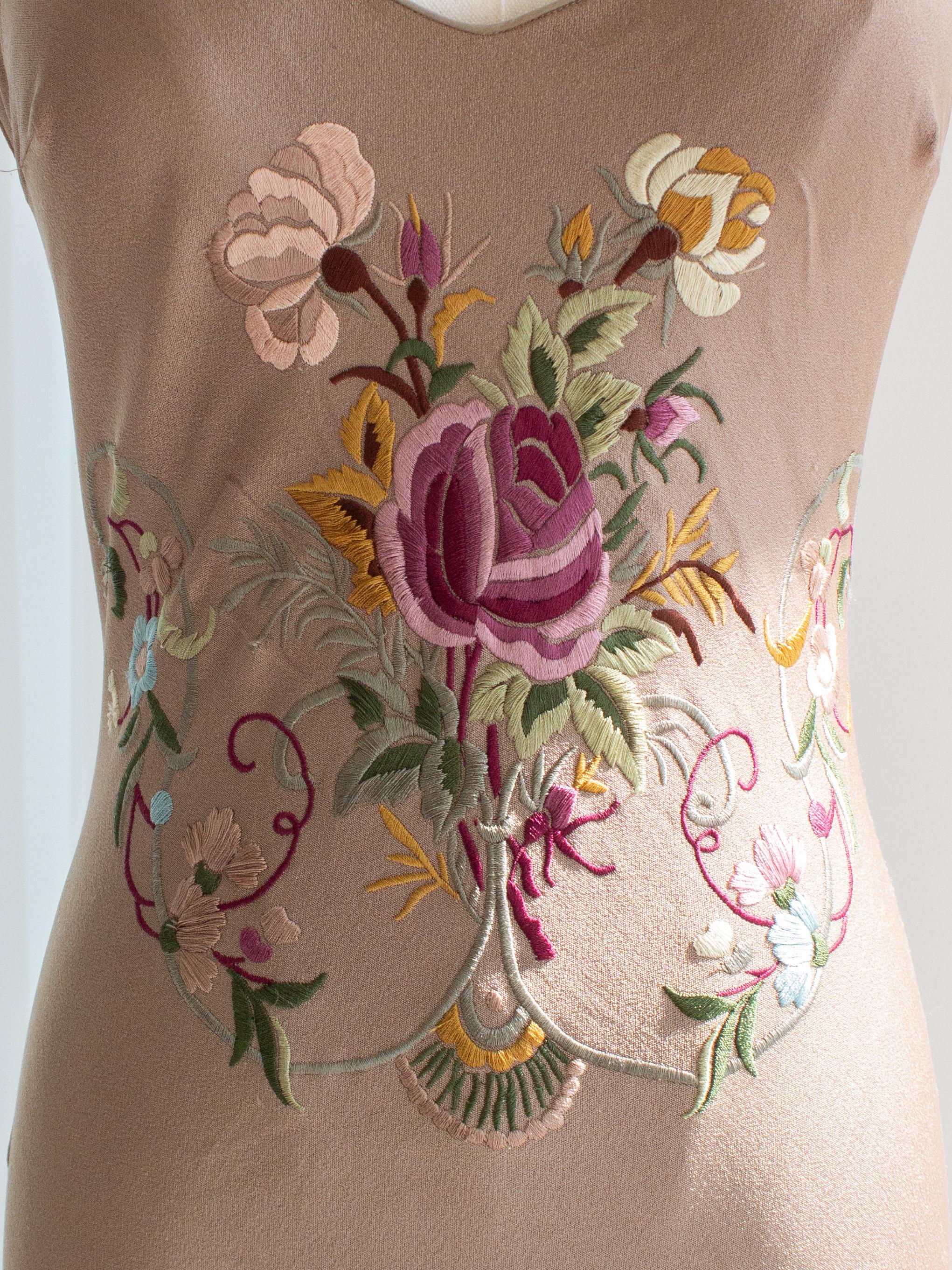 John Galliano Vintage P/E 2003 Nude Taupe Beige Vestito con ricami floreali in sbieco 4