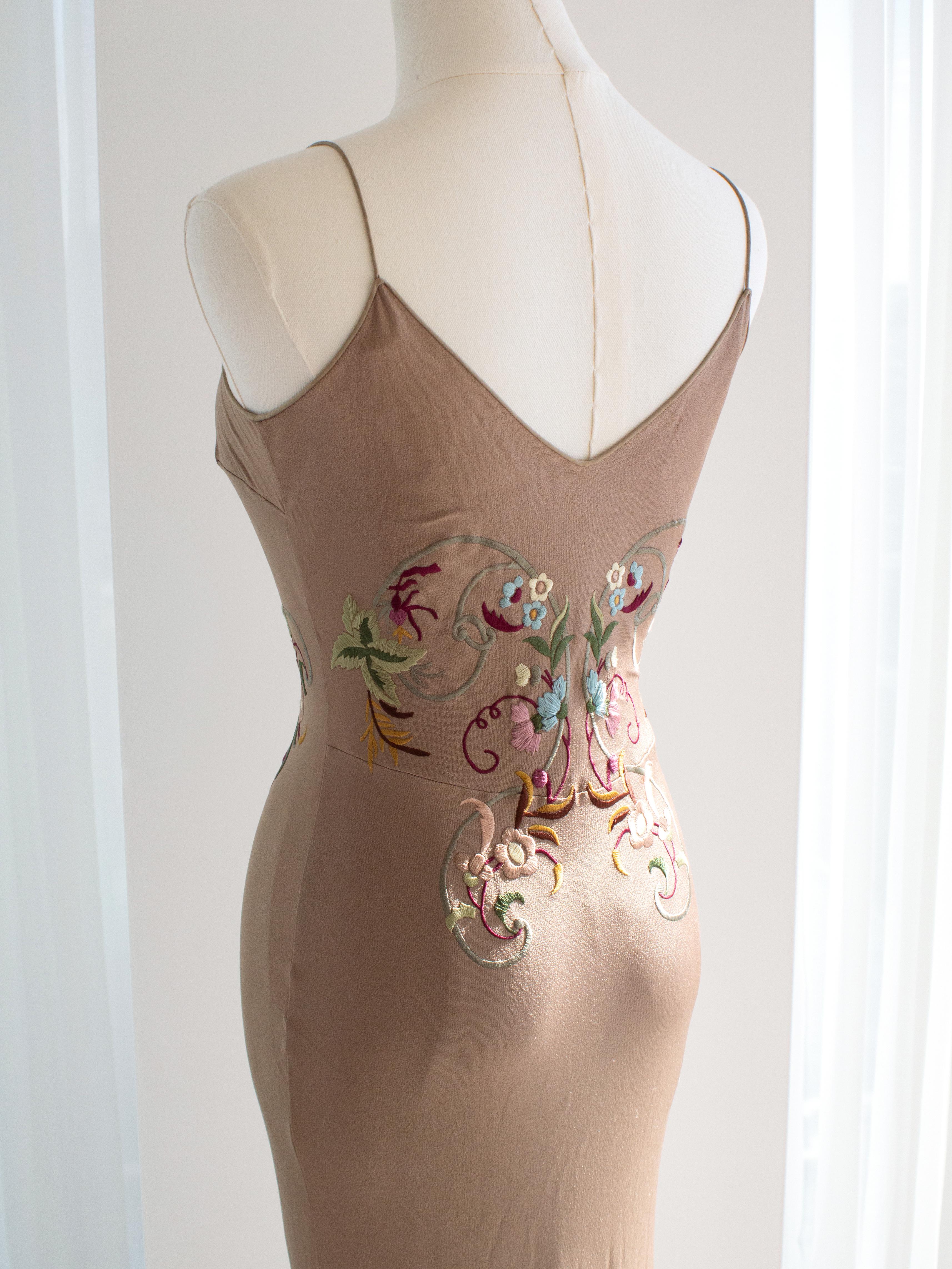 John Galliano Vintage P/E 2003 Nude Taupe Beige Vestito con ricami floreali in sbieco 5