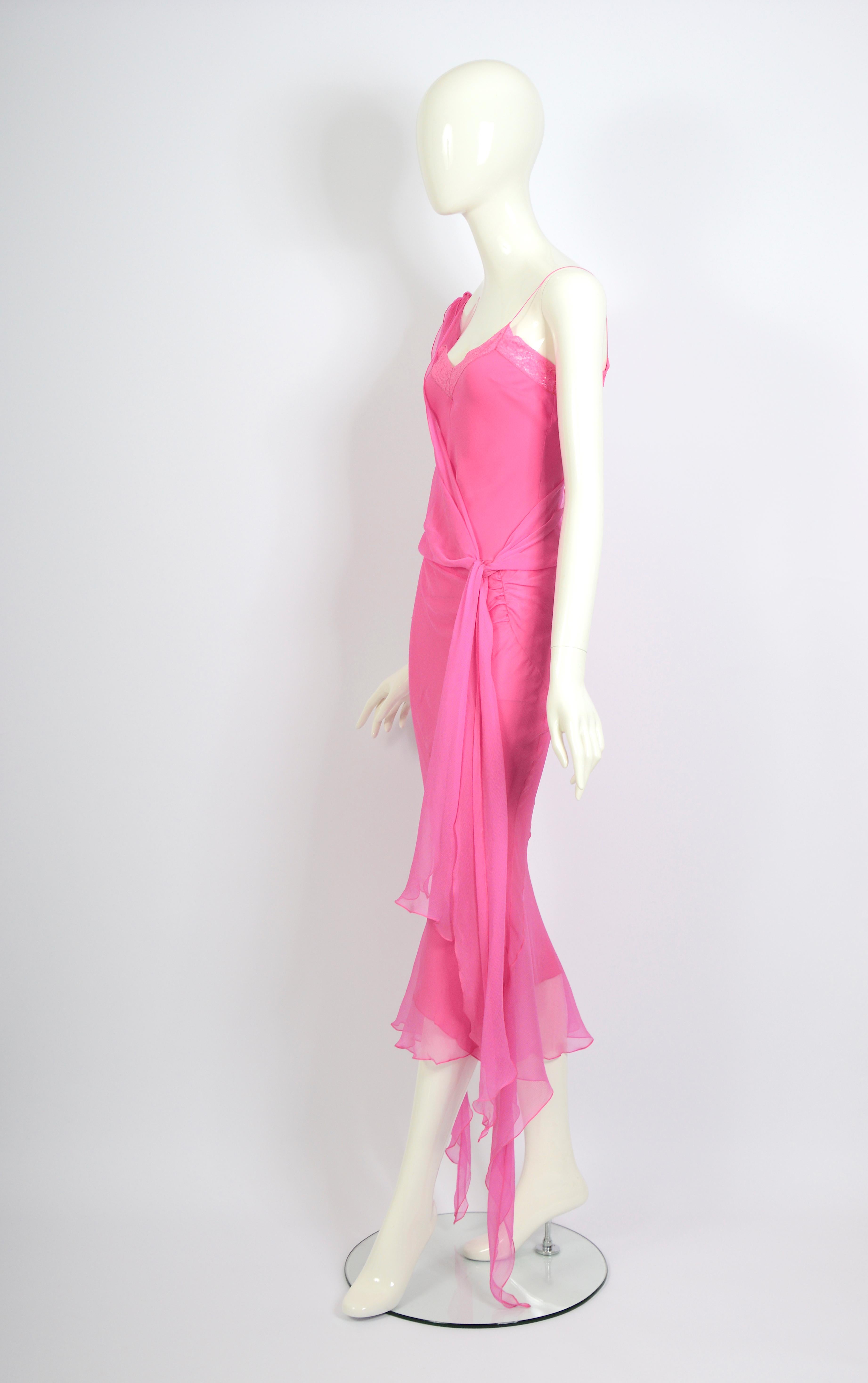 Vintage John Galliano Frühjahr Sommer 2004 doppellagiges rosa Seidenchiffon Abendkleid mit Spitzenbesatz.
Kleid aus Seidenchiffon mit seitlich geraffter Drapierung über einem Seidenslipkleid mit Spitzenbesatz
Schräg geschnittener