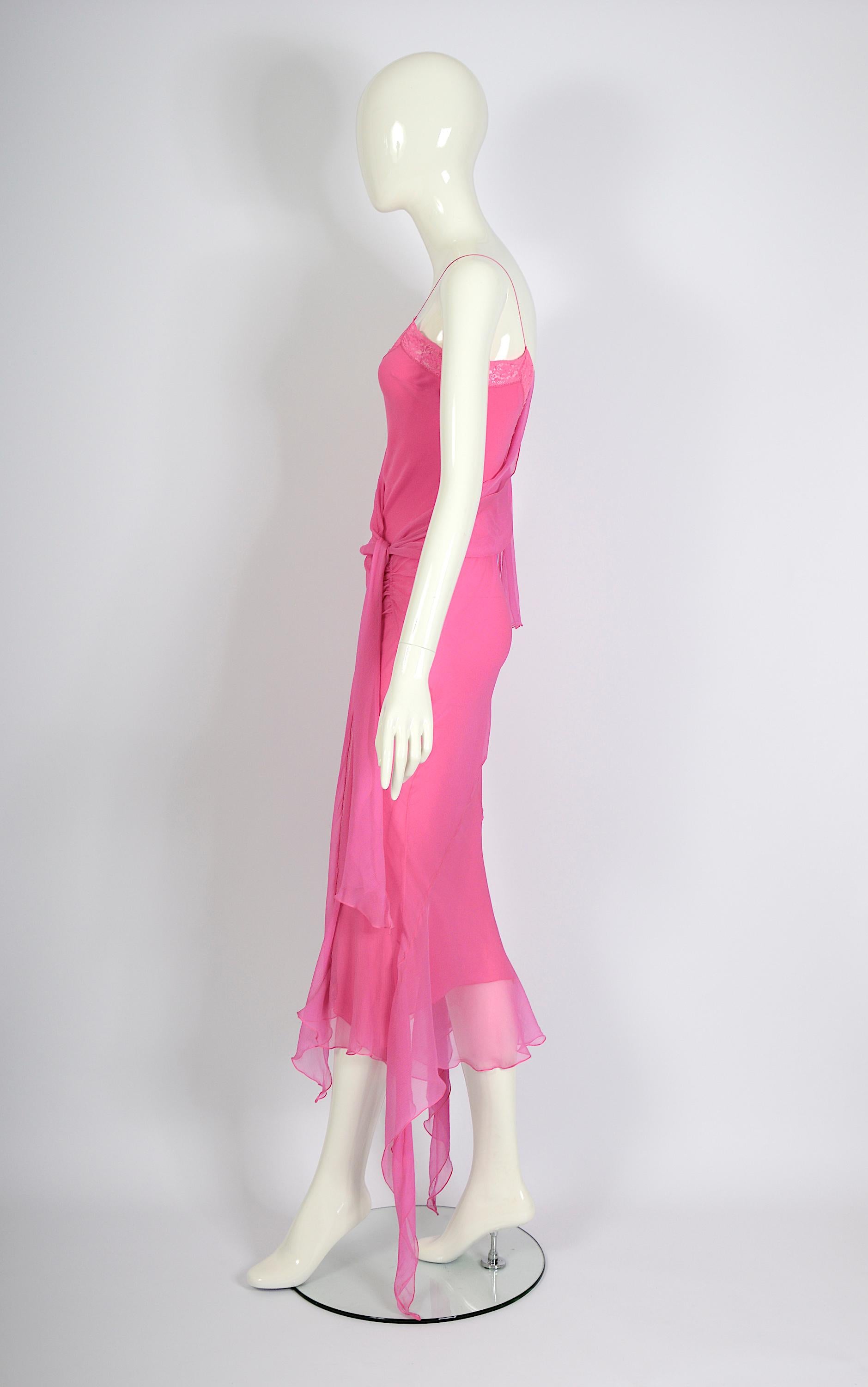 John Galliano Vintage Frühjahr Sommer 2004 Rosafarbenes schräg geschnittenes Seidenkleid im Zustand „Hervorragend“ im Angebot in Antwerp, BE