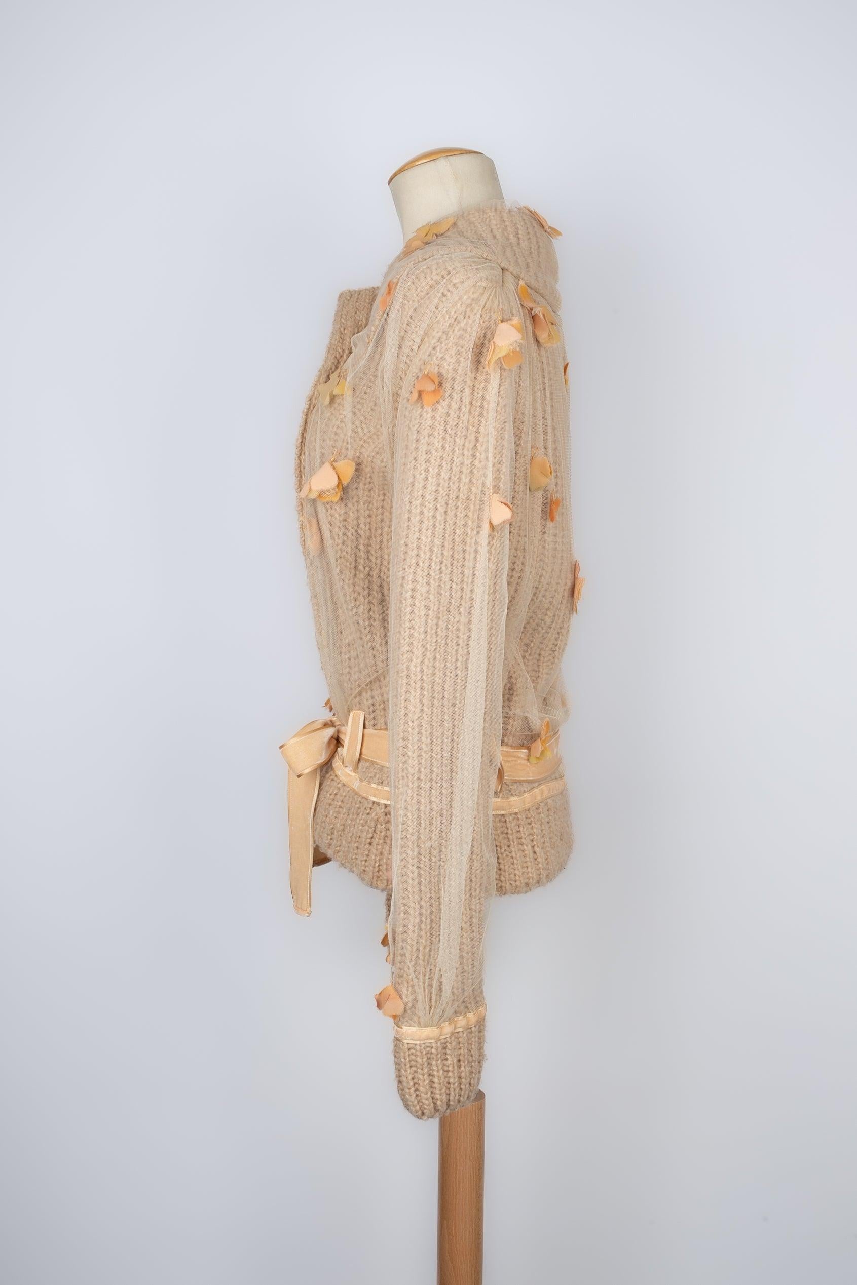Galliano - (Made in Italy) Wool and camel wool cardigan decorated with butterflies. S size indicated.

Additional information:
Condition: Very good condition
Dimensions: Shoulder width: 39 cm - Chest: 50 cm - Sleeve length: 71 cm - Length: 63