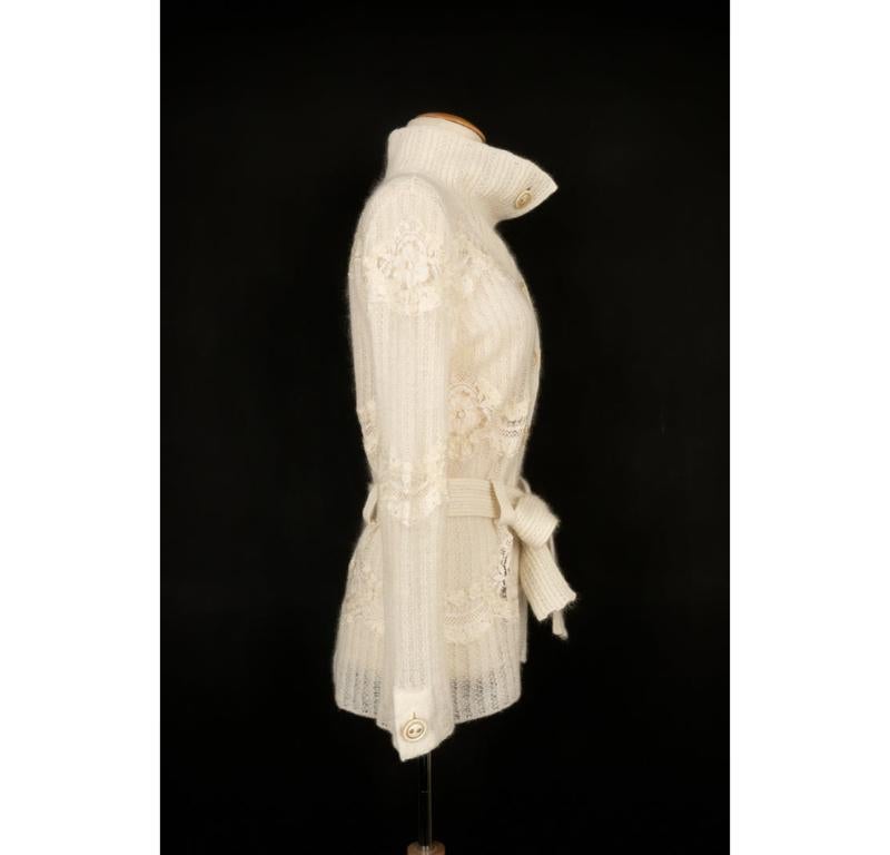 Galliano- (Made in France) Wool and mohair cardigan decorated with lace. M size indicated.

Additional information:
Condition: Very good condition
Dimensions: Shoulder width: 41 cm - Chest: 52 cm - Sleeve length: 60 cm - Length: 65 cm

Seller