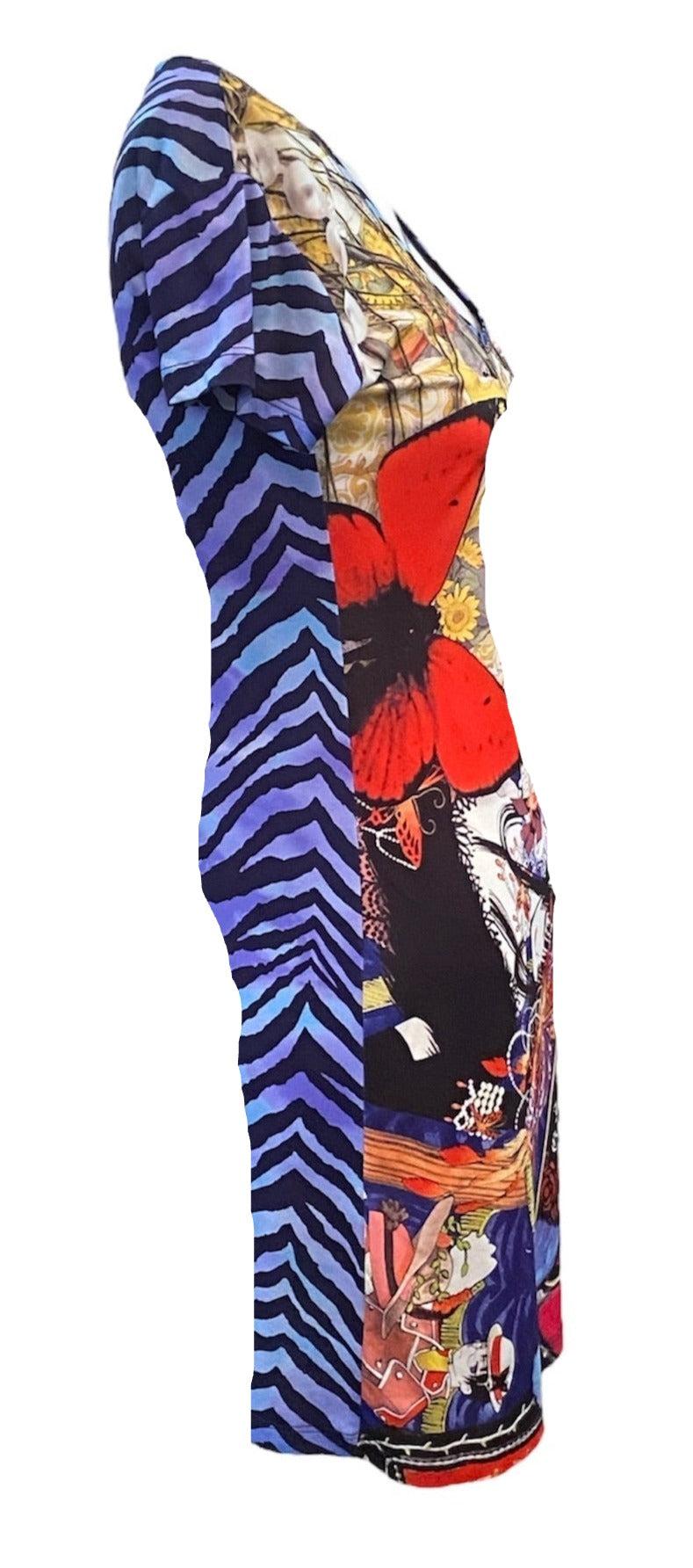 Kleid von John Galliano mit kühnem, maximalistischem Druck in säurebetonten Farben. Schmetterlinge mit Strasssteinen, Anime-Figuren und Zebramuster treffen in diesem Quintessenz  Minikleid aus dem Jahr 2000. Erhebliche Dehnbarkeit in einer