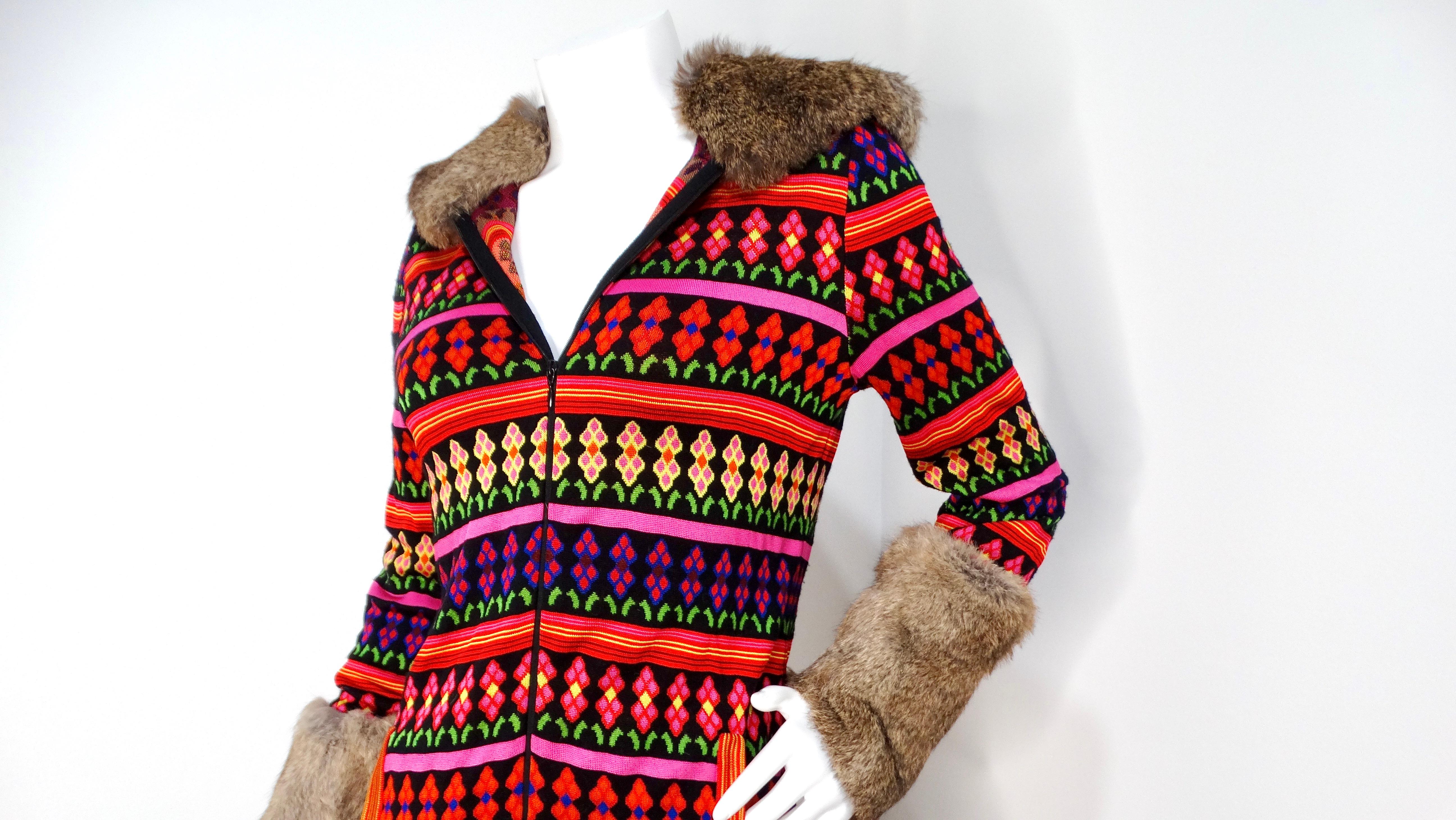 Fai una dichiarazione audace con l'abito con cappuccio con stampa multicolore John Galliano Y2K, un capo straordinario che combina perfettamente comfort e stile. Questo abito accattivante presenta un'elegante base nera ornata da vivaci schizzi di