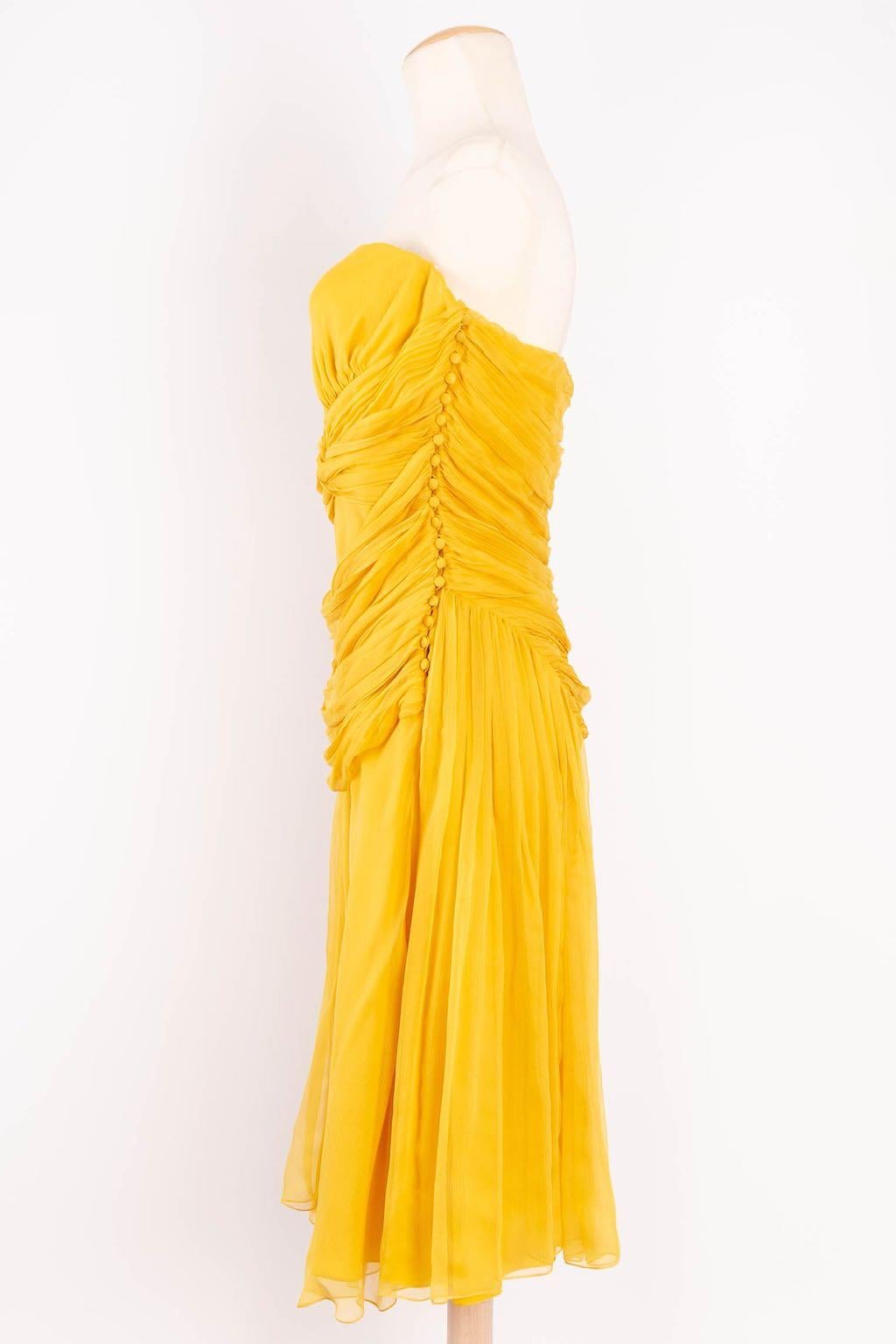 John Galliano (Made in France) Bustier dress composed of yellow silk chiffon. Indicated size 44FR, but it fits a size 40FR.

Additional information: 
Dimensions: Bust: 43 cm ( 16.92