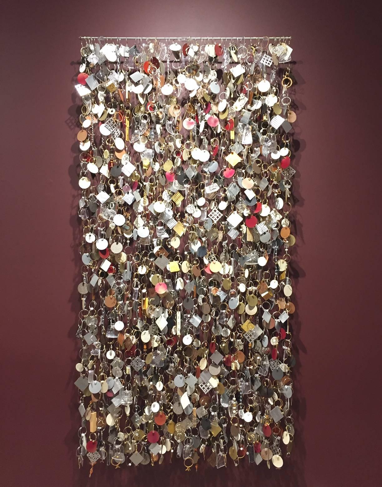 John Garrett wuchs im Süden New Mexicos bei Eltern auf, die beide Pädagogen waren.  Mit ihren Sammlungen indianischer Kunst und Kunsthandwerk weckten sie in ihm die Wertschätzung für das Handgemachte.  Er zog nach Claremont, Kalifornien, um am