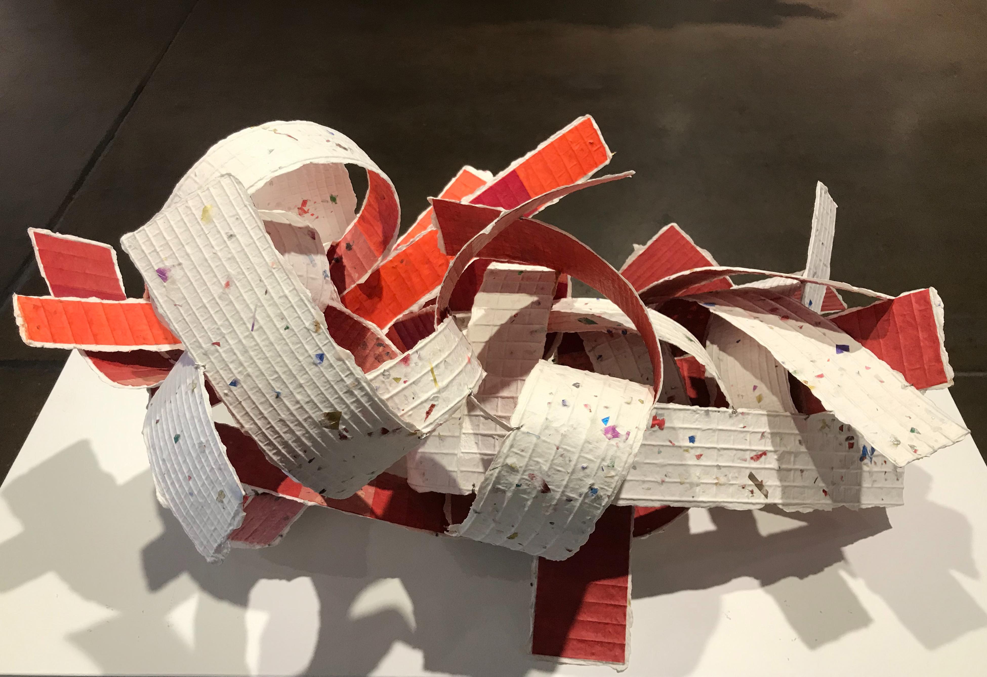 Drago di coriandoli, scultura contemporanea con carte Hand Made e commerciali - Sculpture di John Garrett