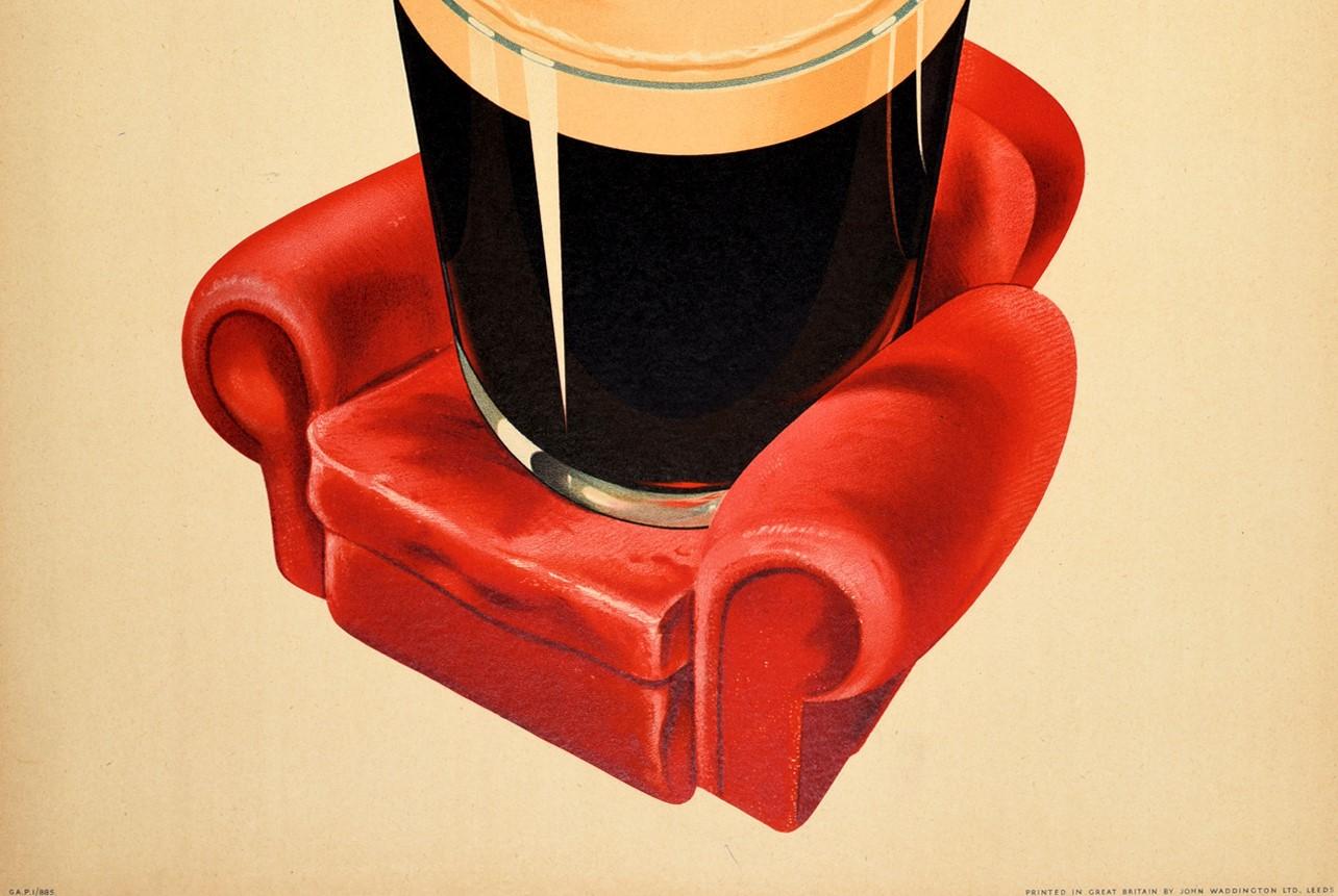 Cartel publicitario original de época de la emblemática bebida cerveza negra irlandesa Guinness - Tómate una Guinness cuando estés cansado - en el que aparece un vaso de pinta de Guinness relajándose en un cómodo sillón rojo con una cara sonriendo
