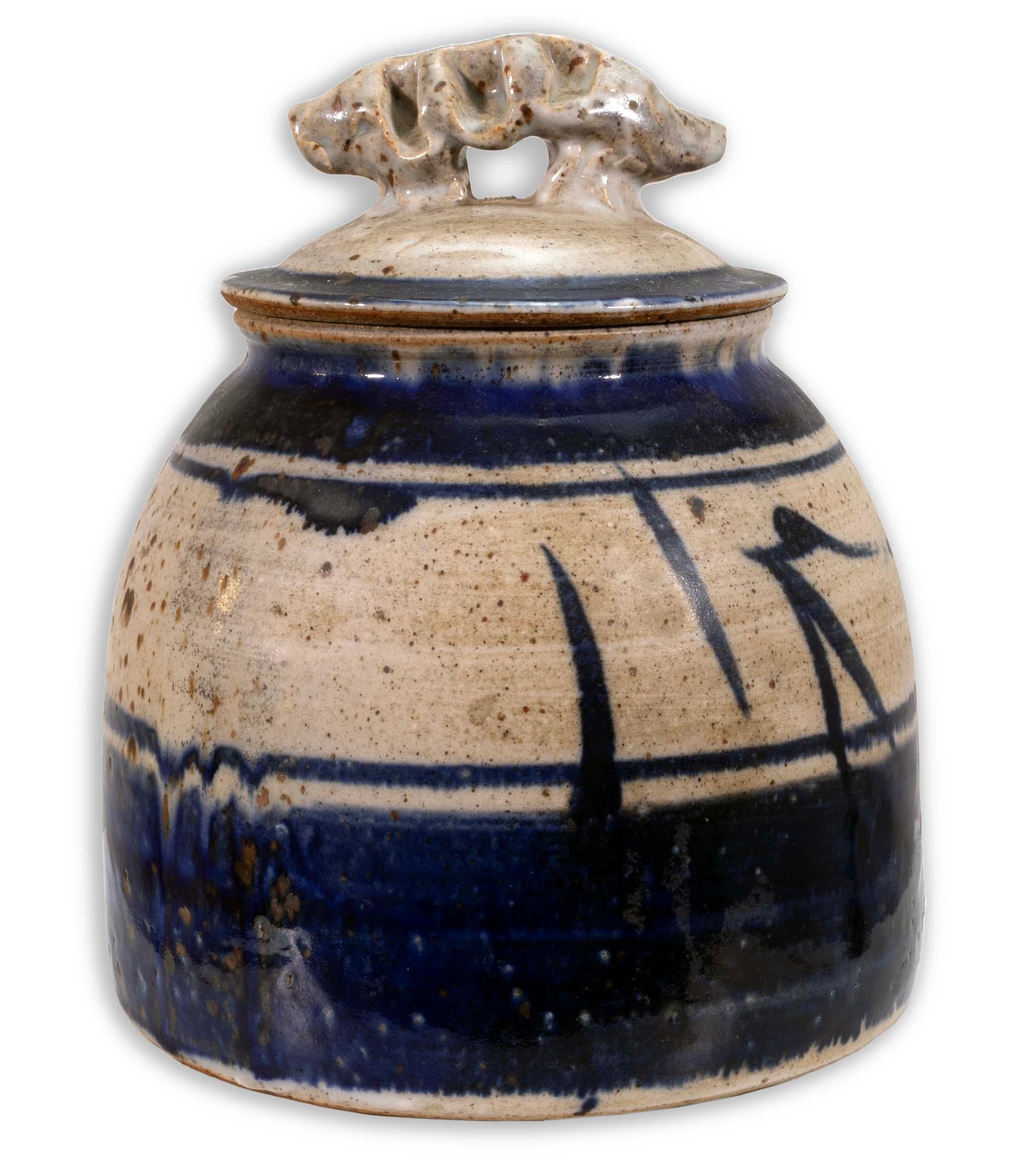 Un vaso modernista in gres smaltato ricoperto di ceramica dell'artista di Detroit John Glick della Plum Tree Pottery. Circa alla fine del XX secolo. Smaltato in tonalità terra. È artistico ma funzionale e rappresenta un'affermazione moderna e unica.