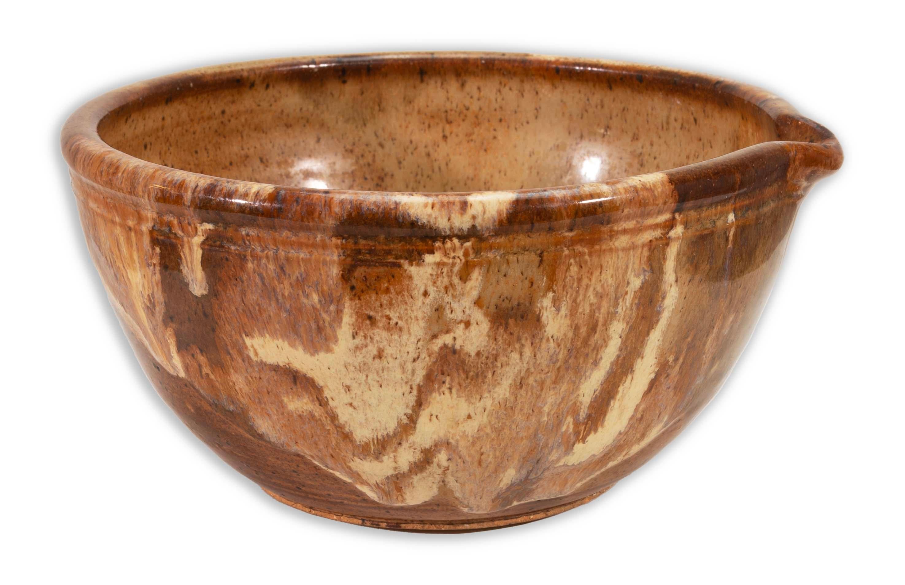 Una ciotola modernista in gres smaltato dell'artista di Detroit John Glick della Plum Tree Pottery. Circa alla fine del XX secolo. Smaltato in tonalità terra. È artistico ma funzionale e rappresenta un'affermazione moderna e unica. Da una collezione