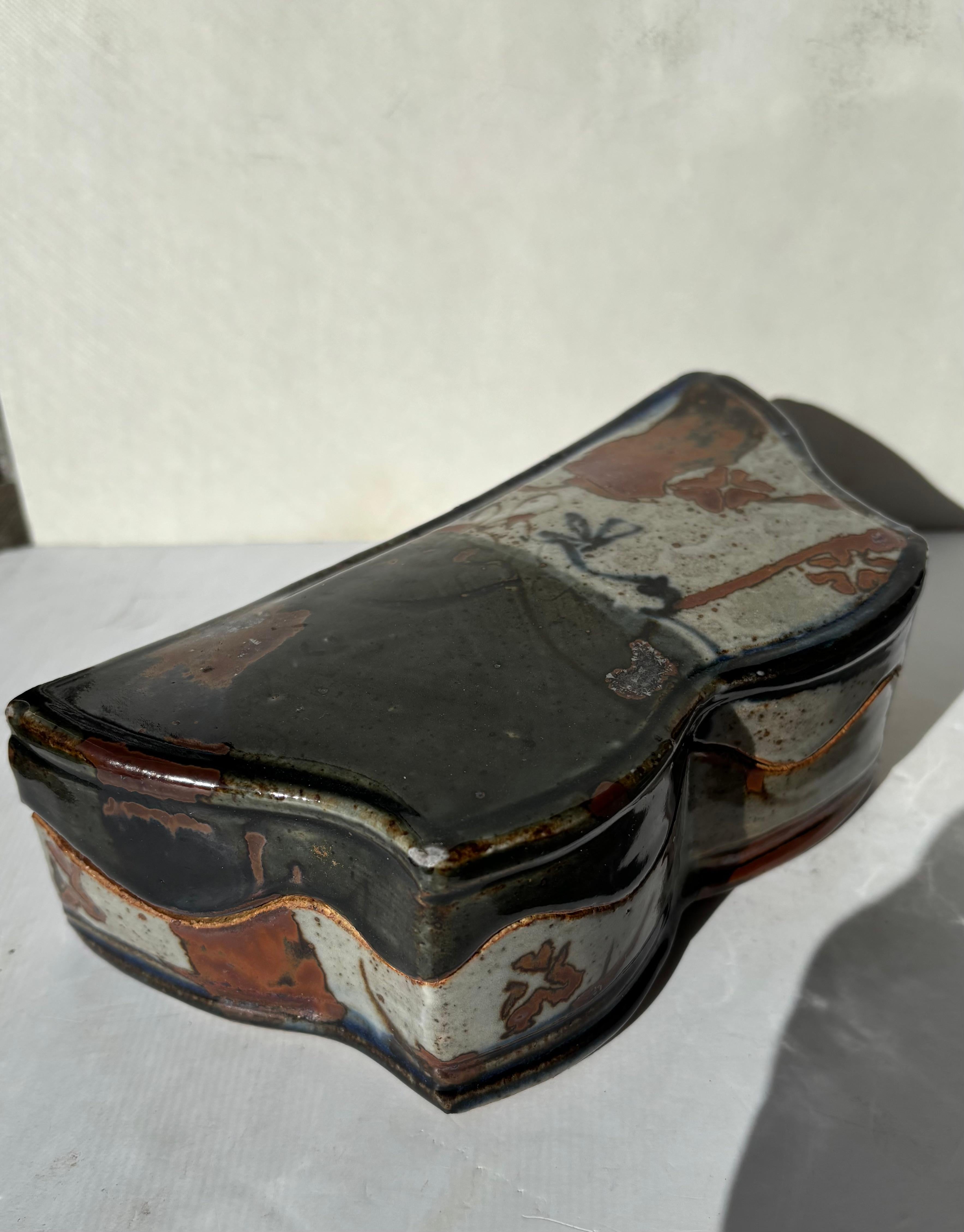 Magnifique boîte / bijou / boîte de bureau. réalisée pour l'artiste / potier bien connu , John Glick , pour Plum Tree Potters .