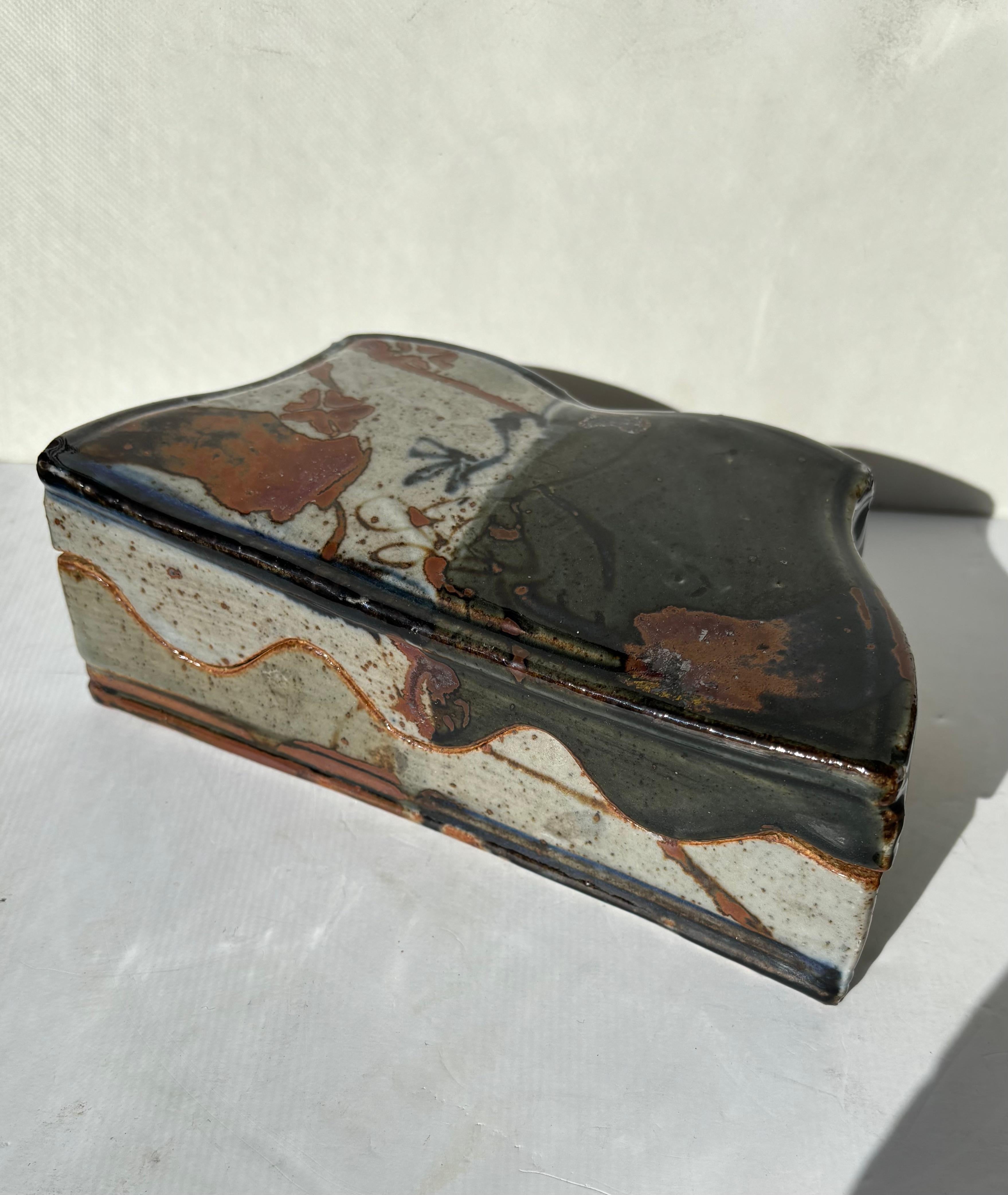 Postmoderne Boîte / bijoute / boîte de table en céramique / grès John Glick, signée en vente