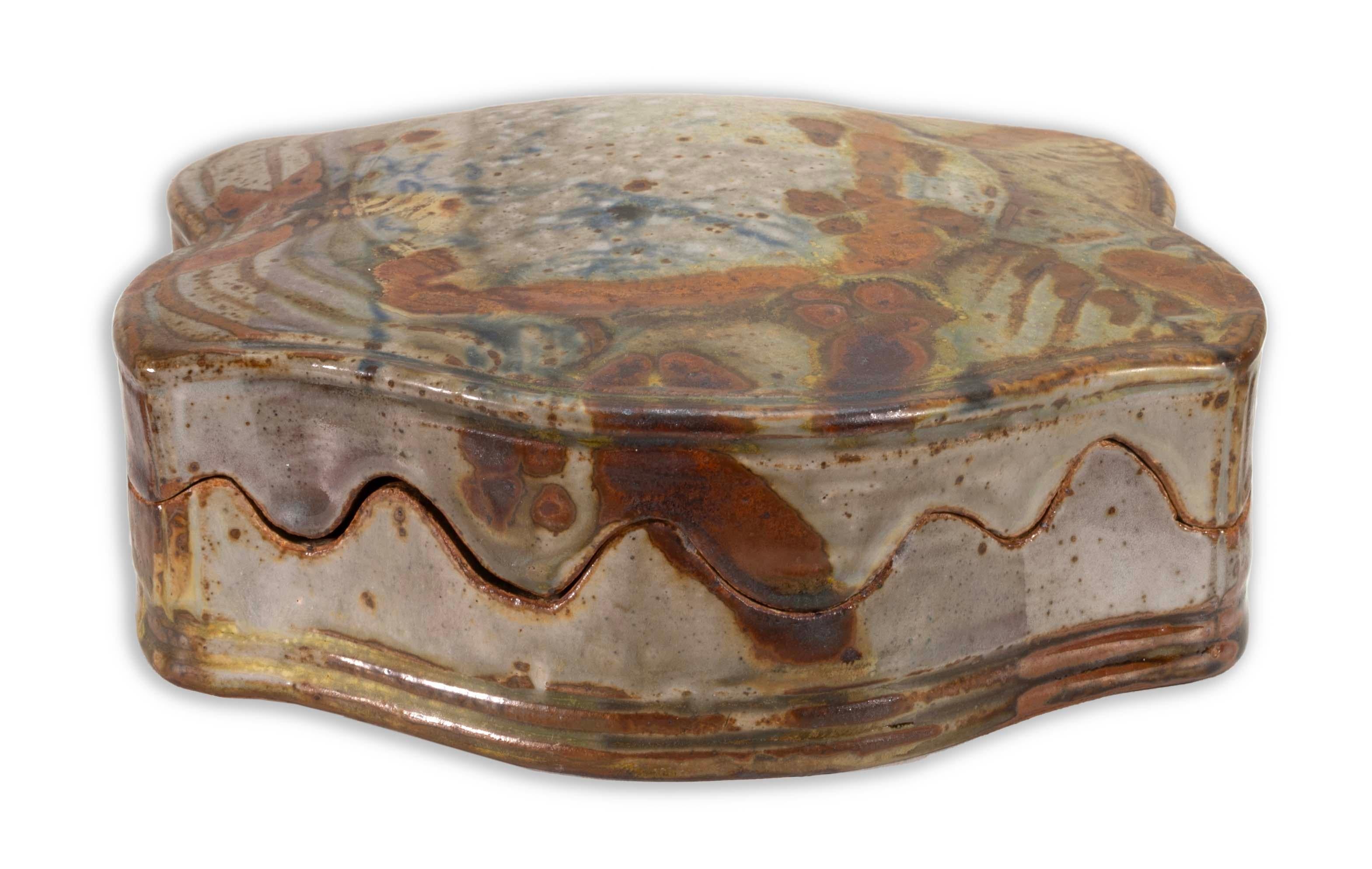 Un piatto da portata modernista in gres smaltato ricoperto di ceramica dell'artista di Detroit John Glick di Plum Tree Pottery. Circa alla fine del XX secolo. Smaltato in tonalità terra. È artistico ma funzionale e rappresenta un'affermazione
