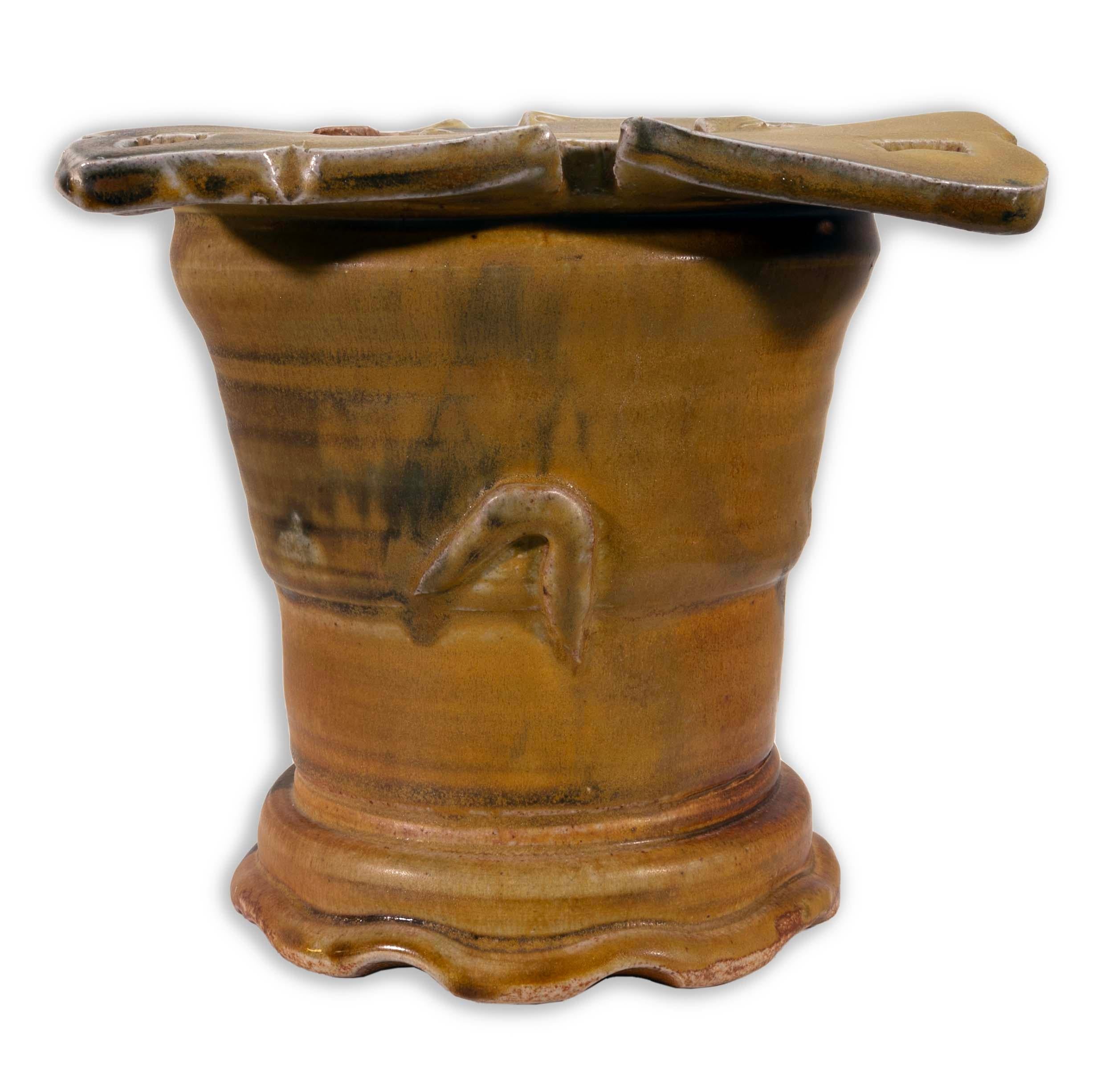 Un raro jarrón modernista de cerámica esmaltada de gres del artista de Detroit John Glick, de Plum Tree Pottery. Hacia finales del siglo XX. Esmaltado en tonos tierra. Artístico y funcional a la vez, es una declaración moderna y única. De una