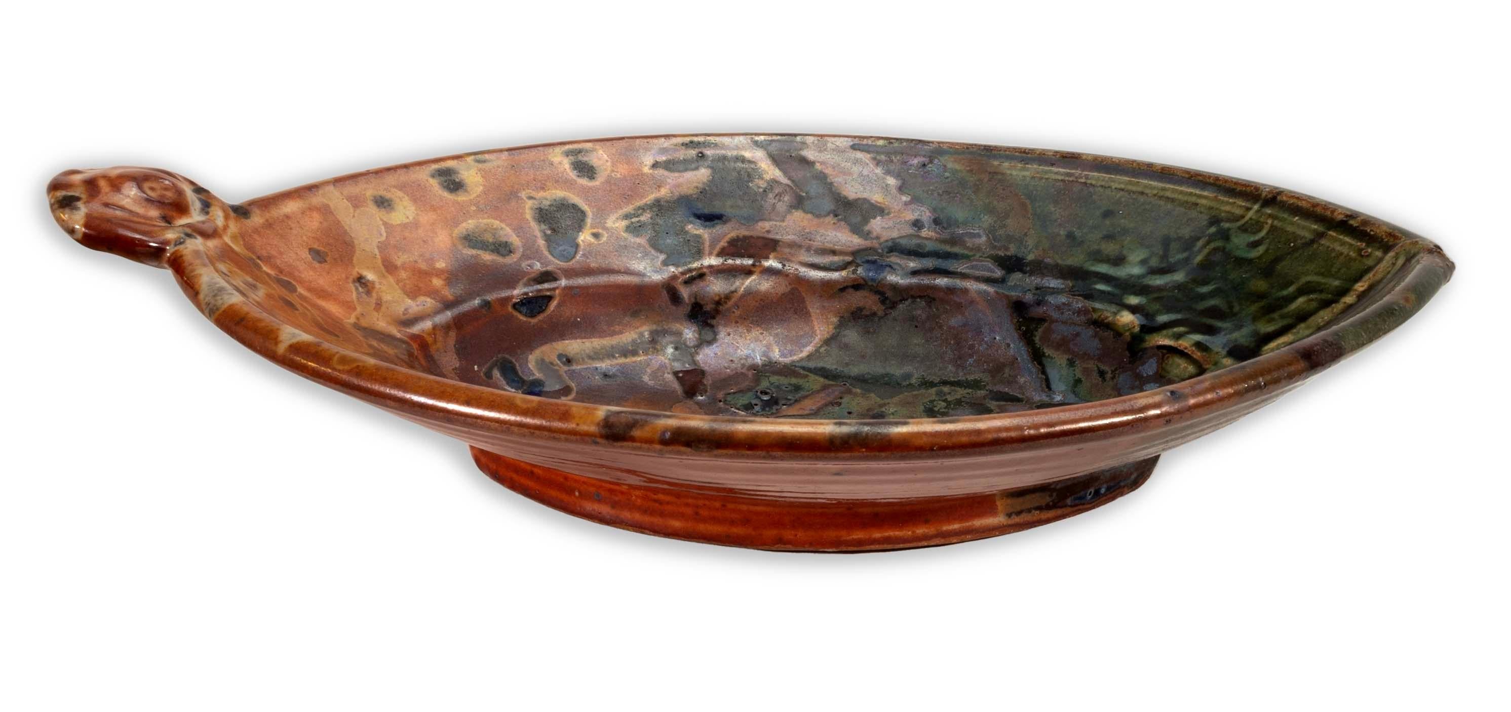 Un piatto modernista in gres smaltato dell'artista di Detroit John Glick di Plum Tree Pottery. Circa alla fine del XX secolo. Smaltato in tonalità terra. È artistico ma funzionale e rappresenta un'affermazione moderna e unica. Da una collezione