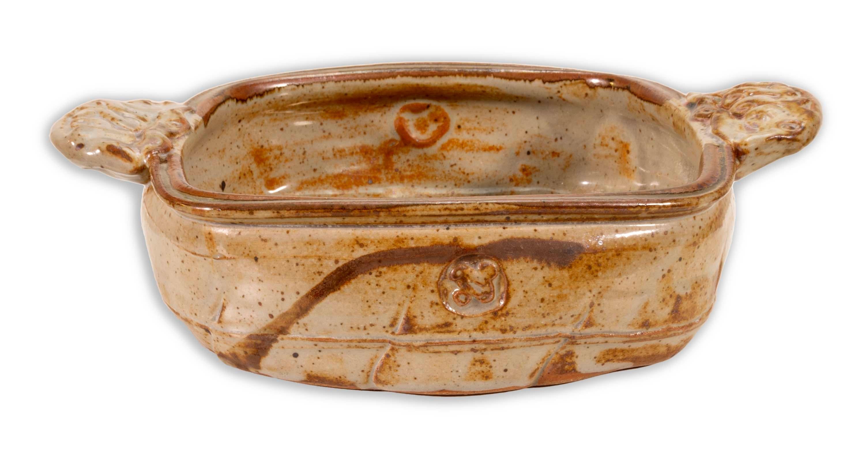 Un piatto modernista in gres smaltato dell'artista di Detroit John Glick di Plum Tree Pottery. Circa alla fine del XX secolo. Smaltato in tonalità terra. È artistico ma funzionale e rappresenta un'affermazione moderna e unica. Da una collezione
