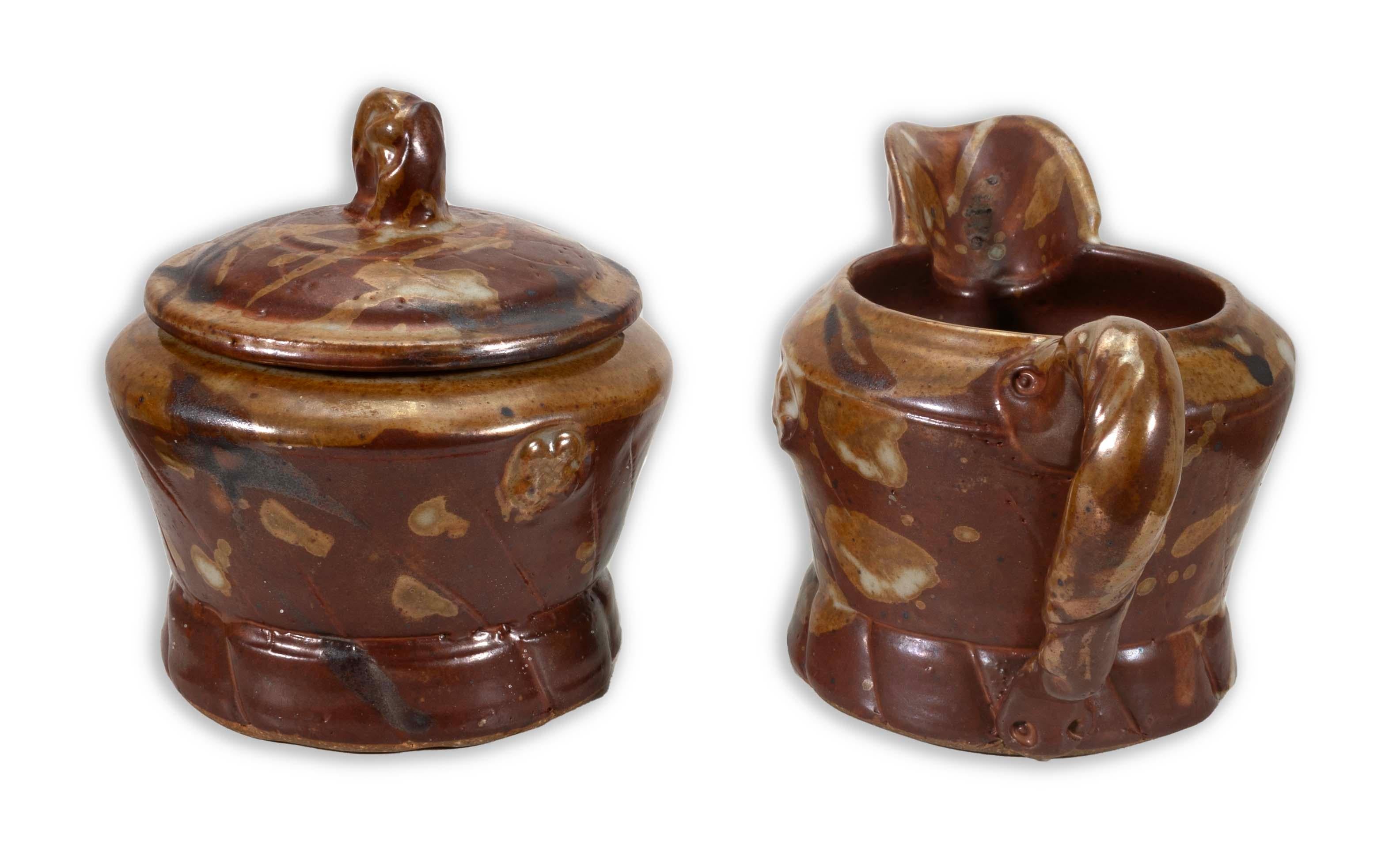 Porta zucchero e porta panna in ceramica smaltata modernista dell'artista di Detroit John Glick di Plum Tree Pottery. Circa alla fine del XX secolo. Smaltato in tonalità terra. È artistico ma funzionale e rappresenta un'affermazione moderna e unica.