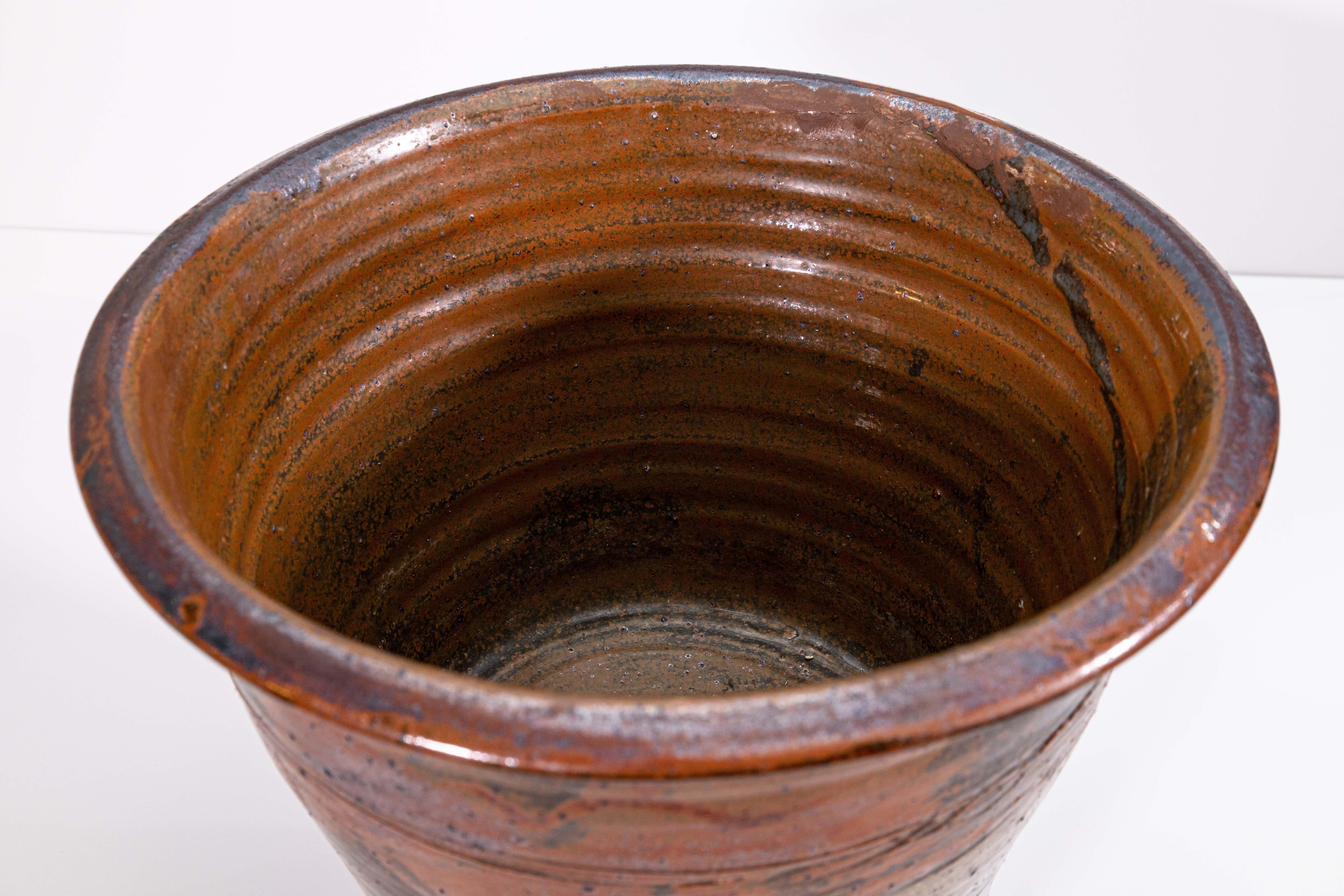 Macetero modernista de cerámica esmaltada de gres, obra del artista de Detroit John Glick, de Plum Tree Pottery. Hacia finales del siglo XX. Esmaltado en tonos tierra. Artístico y funcional a la vez, es una declaración moderna y única. De una