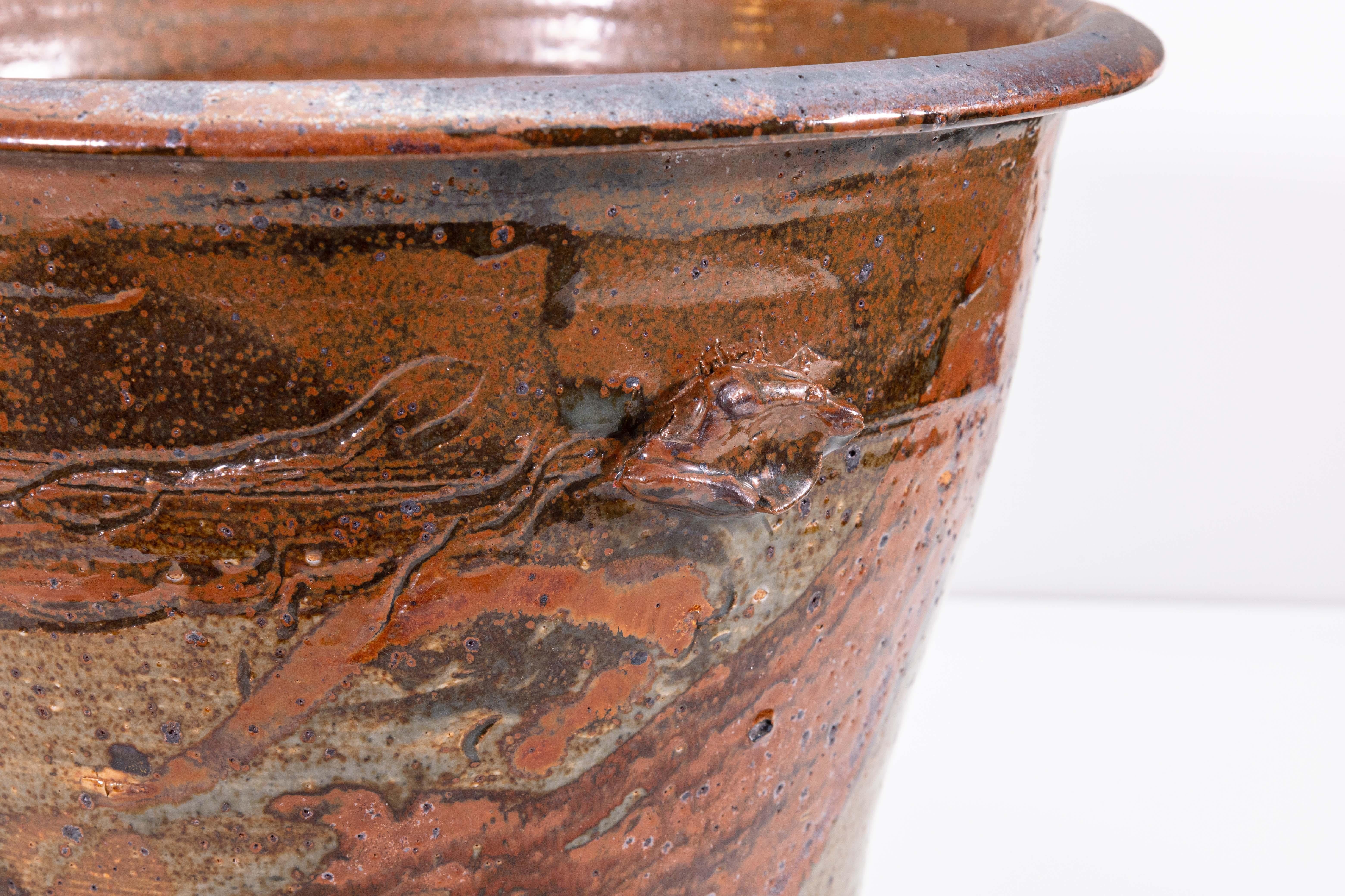 John Glick Jardinera con pie de cerámica esmaltada de gres modernista Plum Tree Pottery siglo XX en venta