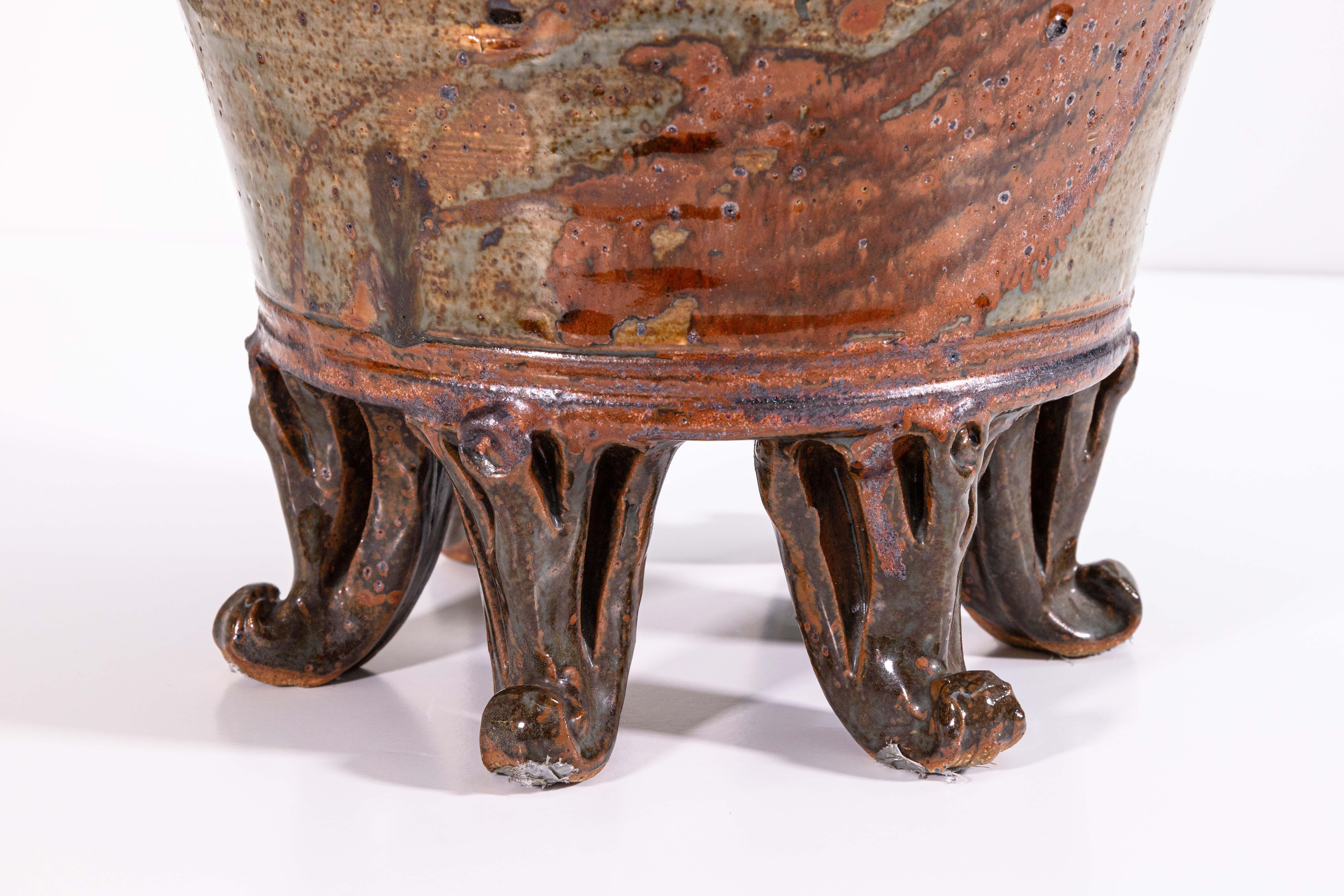 John Glick Jardinera con pie de cerámica esmaltada de gres modernista Plum Tree Pottery Cerámico en venta