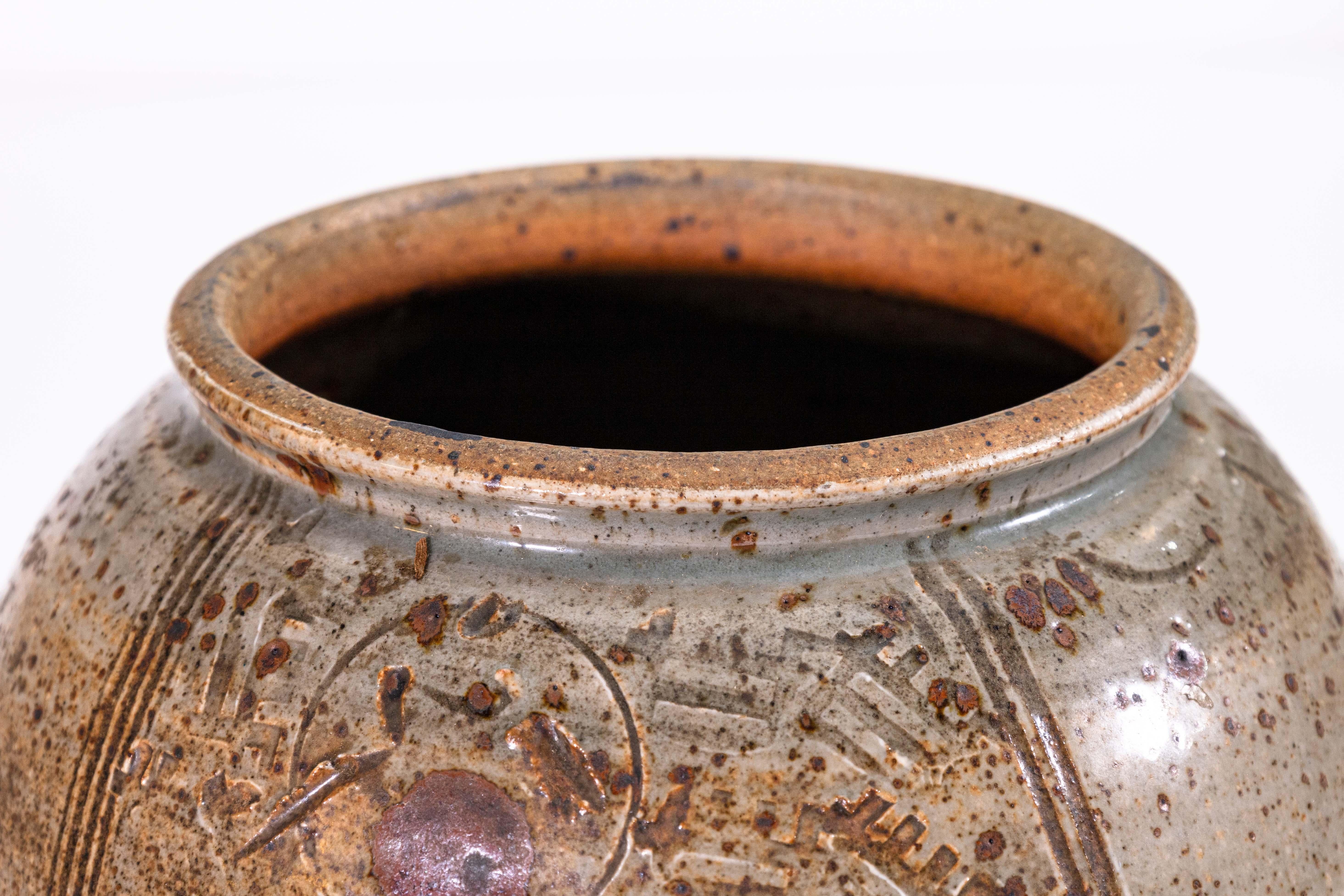 Una fioriera modernista in gres smaltato dell'artista di Detroit John Glick di Plum Tree Pottery. Circa alla fine del XX secolo. Smaltato in tonalità terra. È artistico ma funzionale e rappresenta un'affermazione moderna e unica. Da una collezione