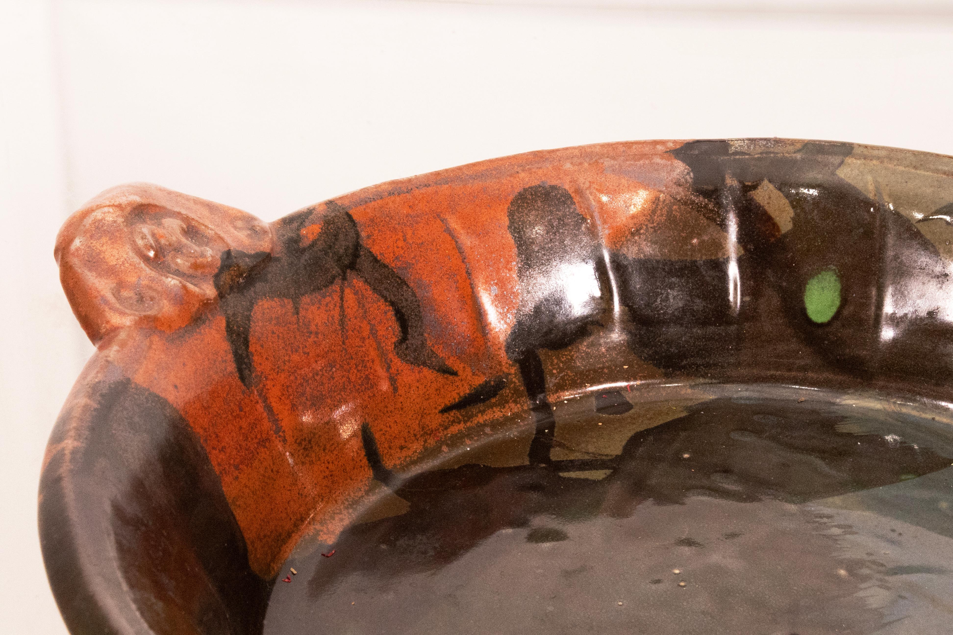 A modernist stoneware glazed ceramic bowl by Detroit artist John Glick of Plum Tree Pottery. Circa late 20th century. Glazed in earthtones. Artisisnal yet functional and makes a unique modern statement. From a private collection.  In very good