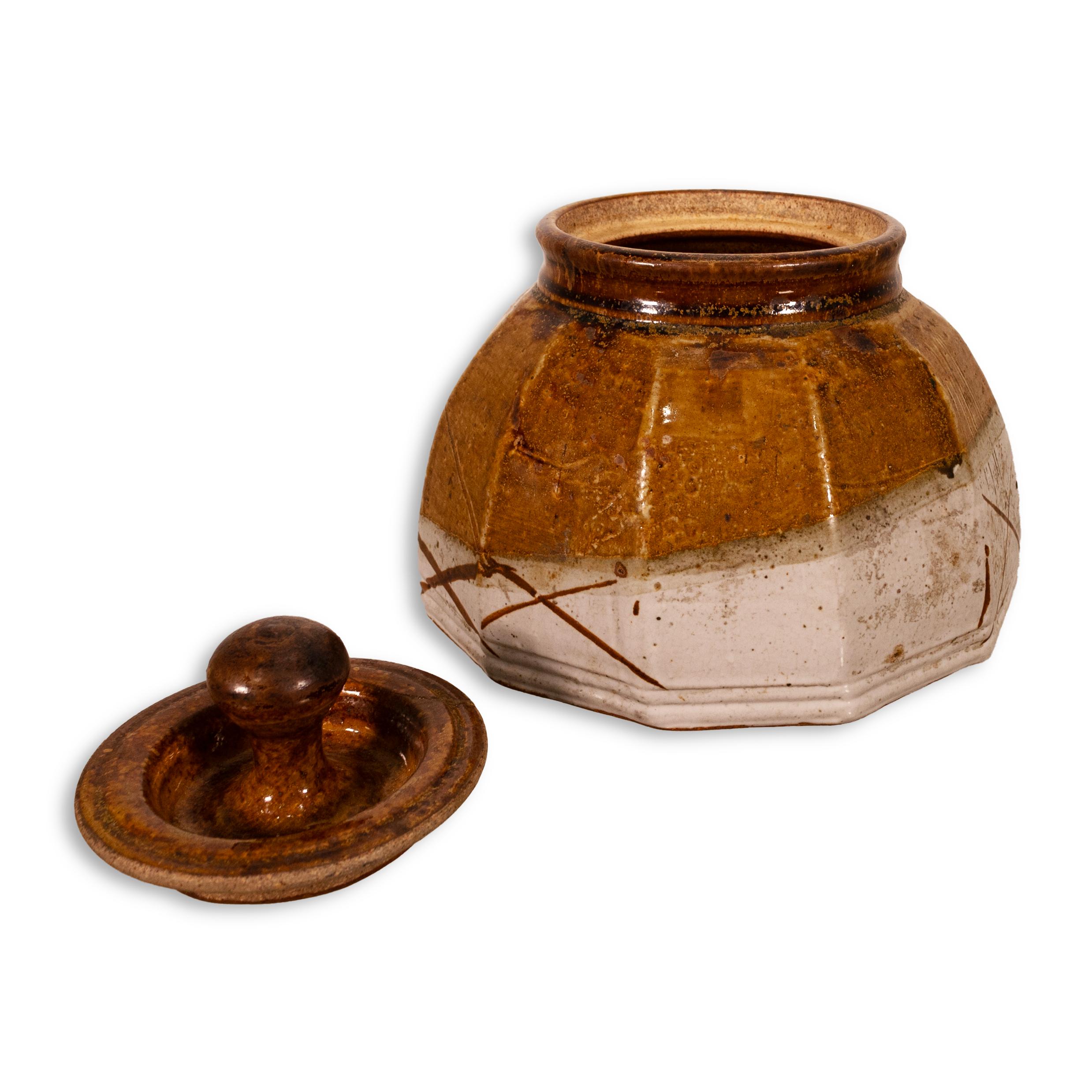 Un tarro de galletas de cerámica esmaltada de gres modernista, obra del artista de Detroit John Glick, de Plum Tree Pottery. Hacia finales del siglo XX. Esmaltado en tonos tierra. Artístico y funcional a la vez, es una declaración moderna y única.
