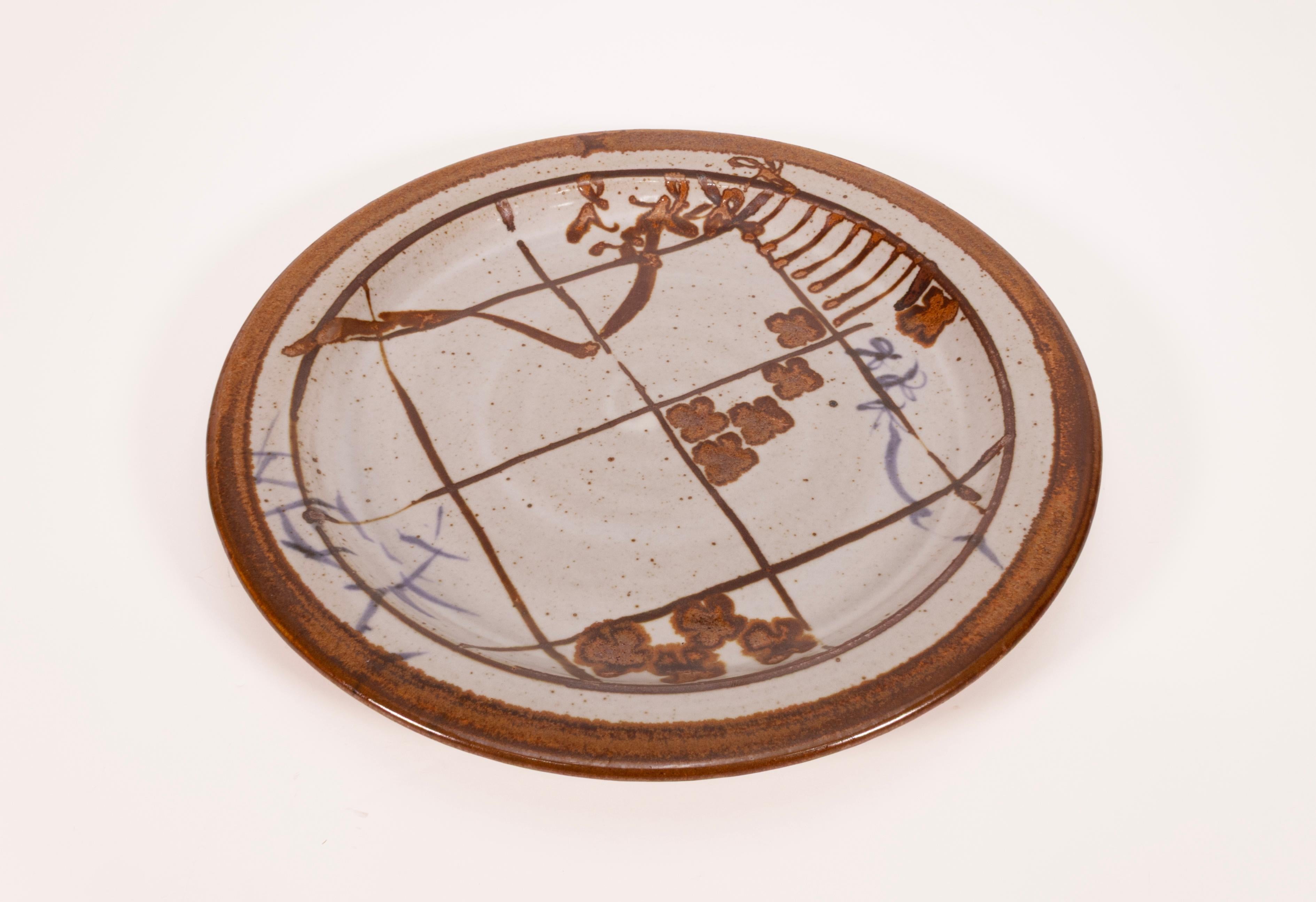 Juego de 5 platos de cerámica esmaltada de gres modernista del artista de Detroit John Glick, de Plum Tree Pottery. Hacia finales del siglo XX. Esmaltado en tonos tierra. Artístico y funcional a la vez, es una declaración moderna y única. De una