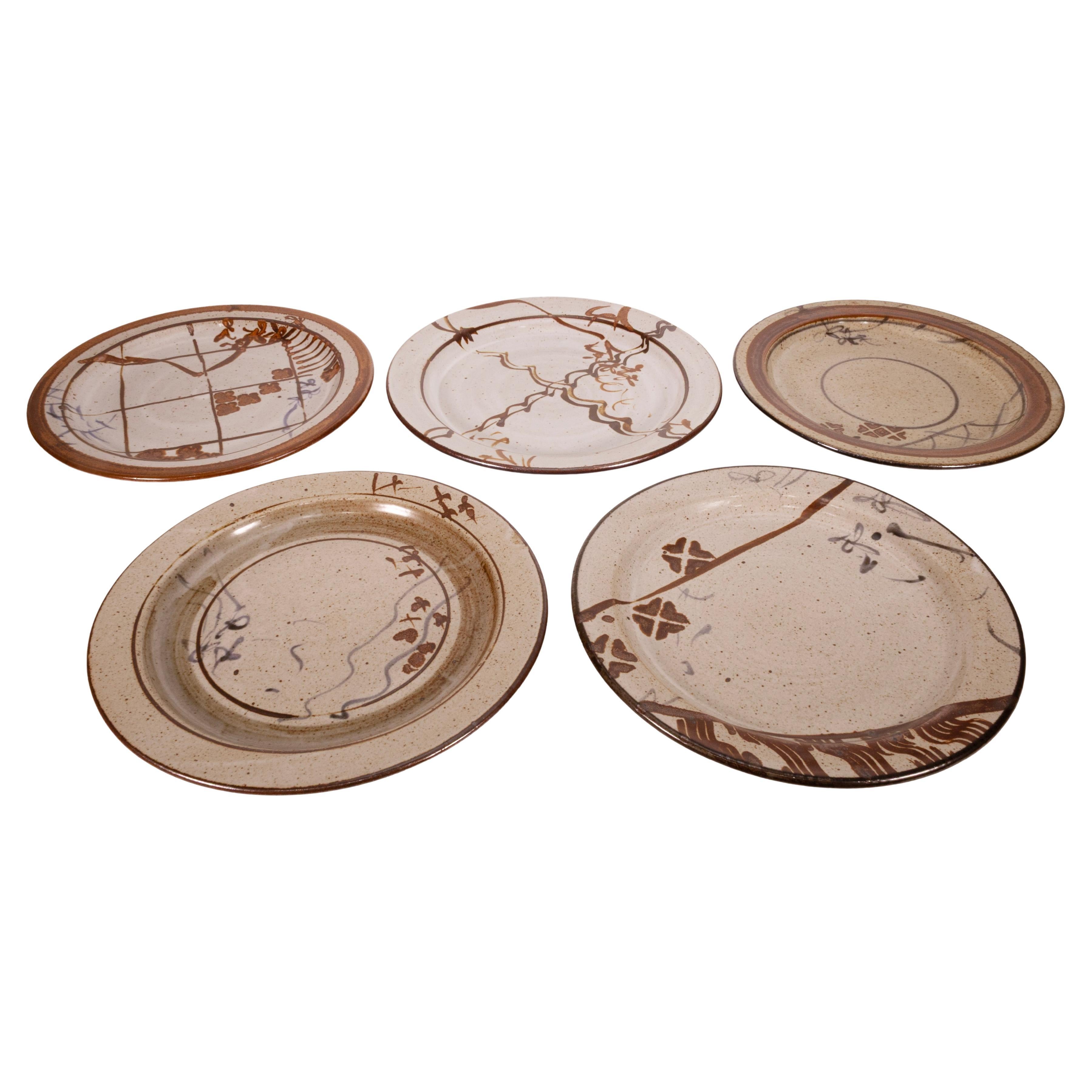 John Glick Juego de 5 Platos Firmados Cerámica Modernista Esmaltada de Gres Ciruelo en venta