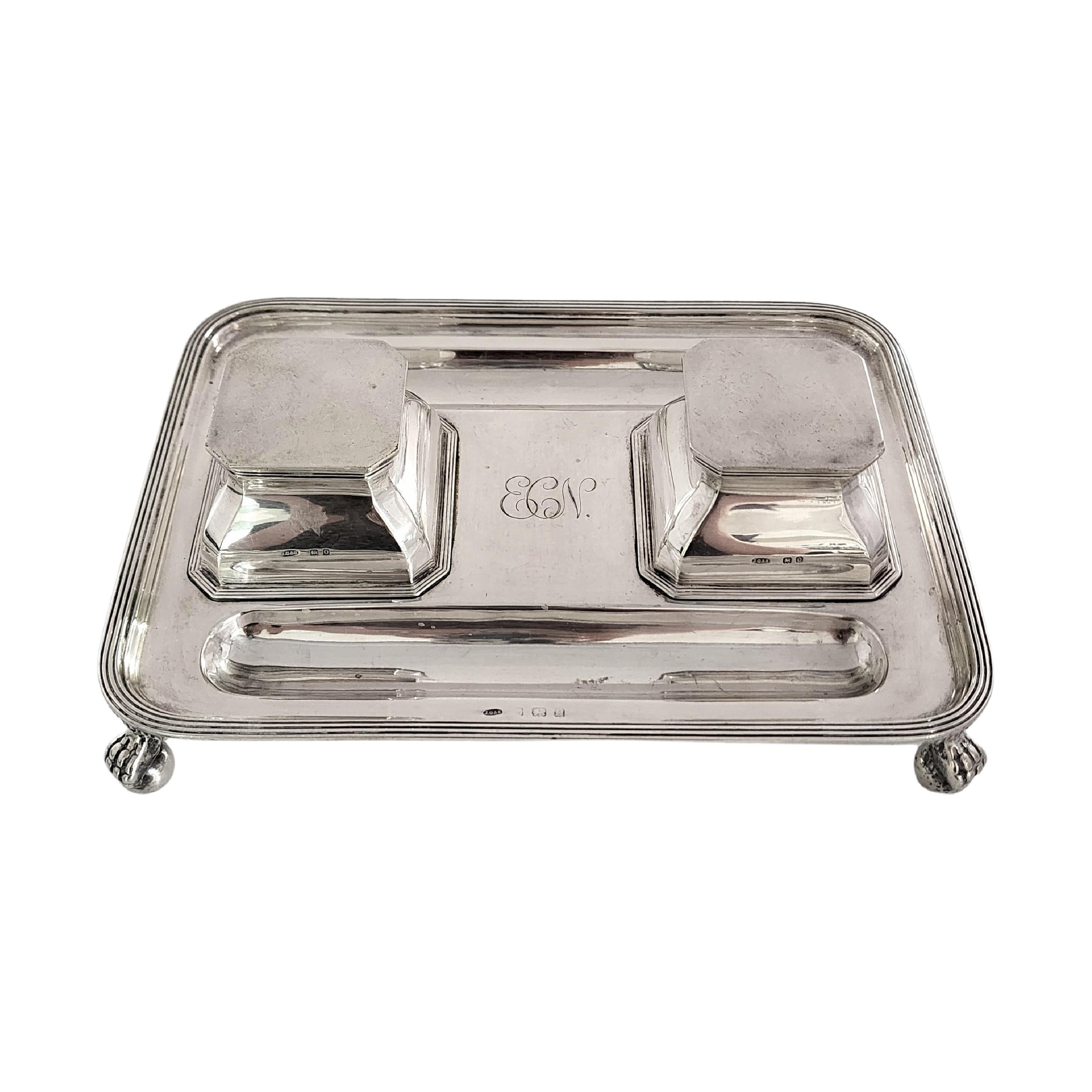 Ensemble de bureau à encrier en argent sterling avec monogramme par John Grinsell & Sons de Birmingham, Angleterre, vers 1938.

Monogramme semble être ECN.

Ensemble de bureau encrier à pied rectangulaire comprenant 2 flacons d'encrier, chacun avec