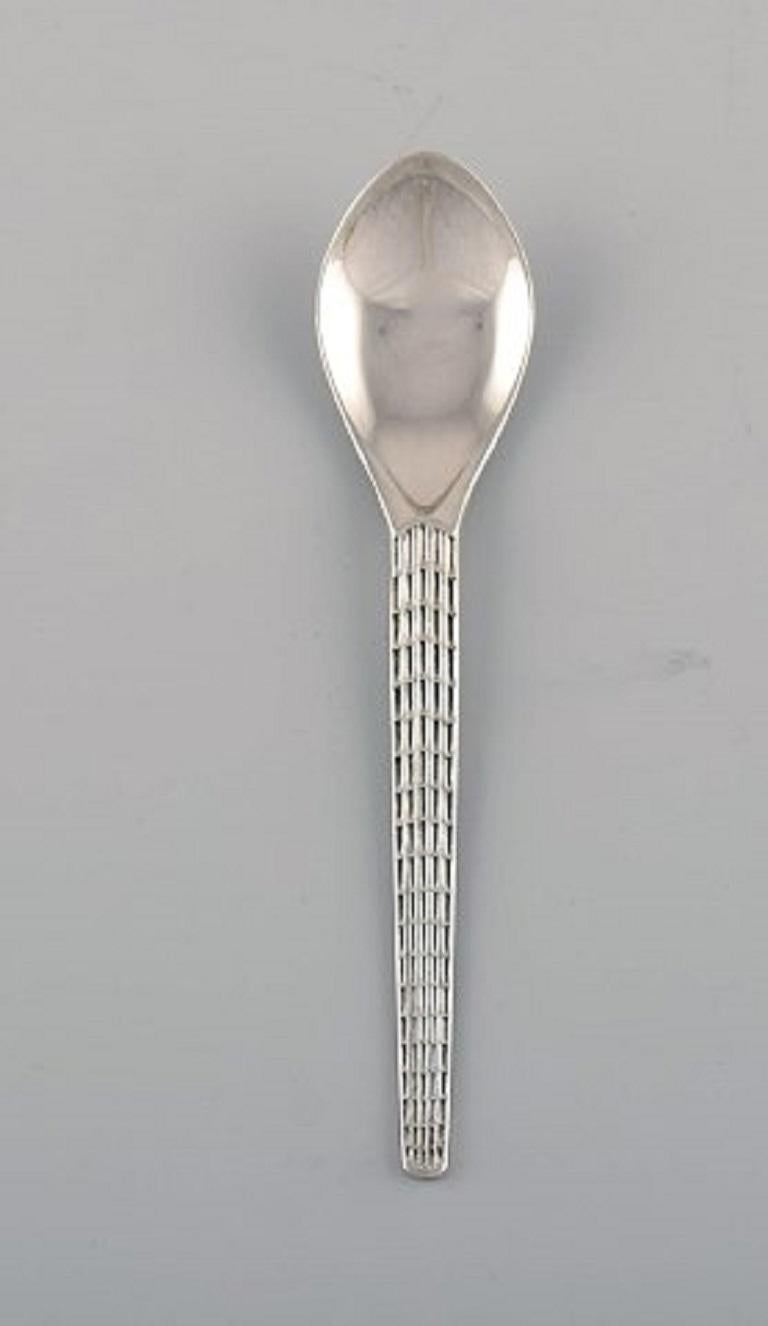 John Gulbrandsrød for Nils Hansen / Oslo Sølvvareverksted. 12 modernist Polar coffee spoons in silver, 830. Mid-20th century.
Measures: 11.5 cm.
Stamped.
In excellent condition.