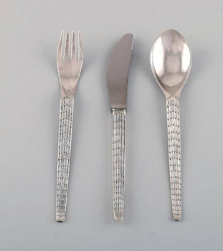 John Gulbrandsrød for Nils Hansen / Oslo Sølvvareverksted. Modernist polar lunch service in silver 830, for five people.
Mid-20th century.
Consisting of five lunch forks, five lunch knives, five tablespoons and eight serving parts.
The lunch