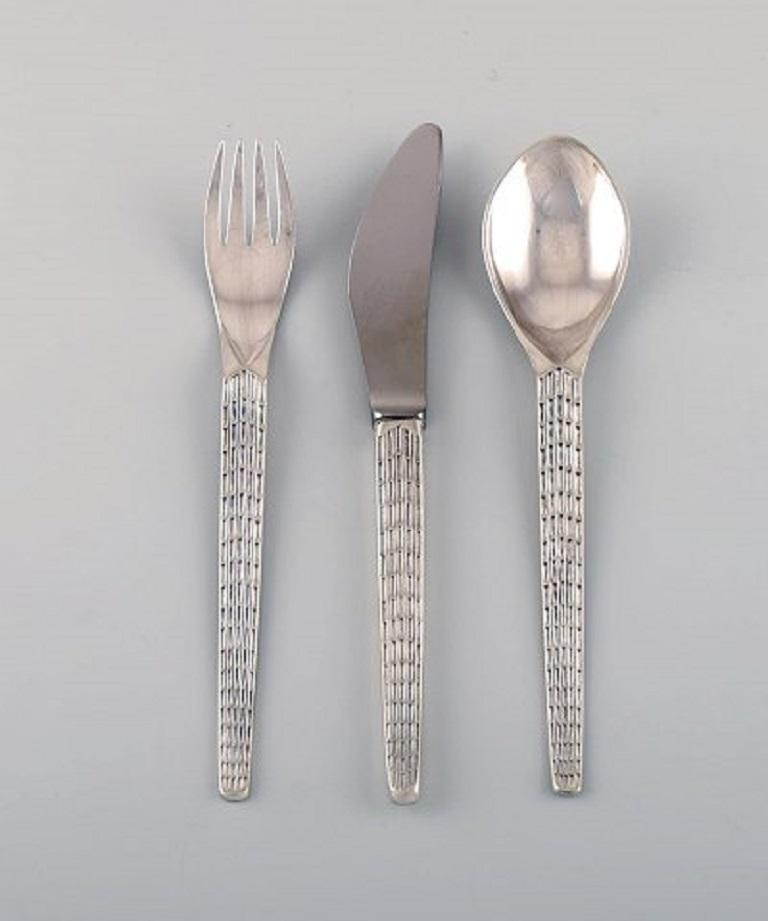 John Gulbrandsrød per Nils Hansen / Oslo Sølvvareverksted. Servizio da pranzo modernista Polar in argento 830, per tre persone.
Metà del XX secolo.
Composto da tre forchette da pranzo, tre coltelli da pranzo, tre cucchiai e cinque parti da