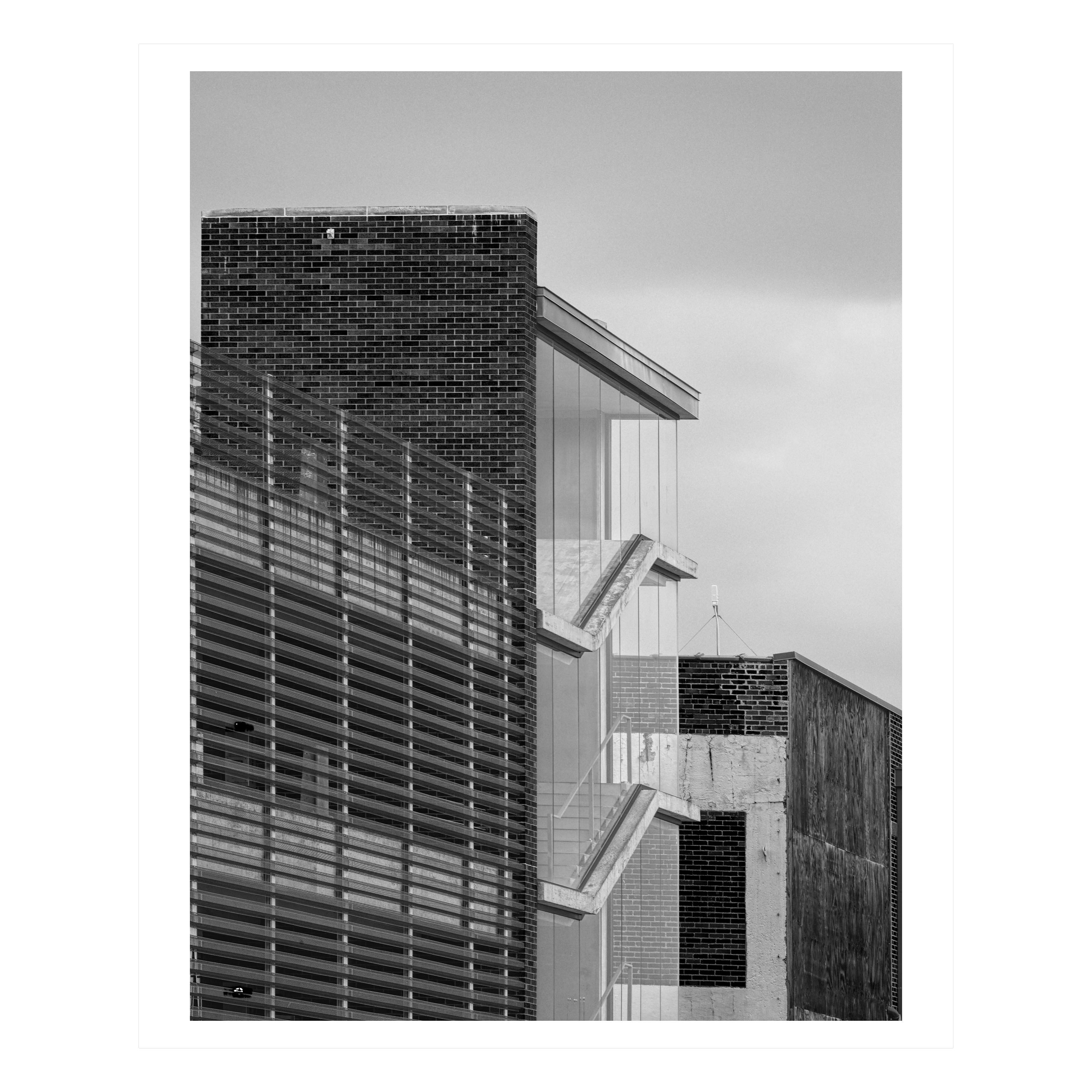 Downtown (40% reduzierter LIST-Preis) – Photograph von John Hans