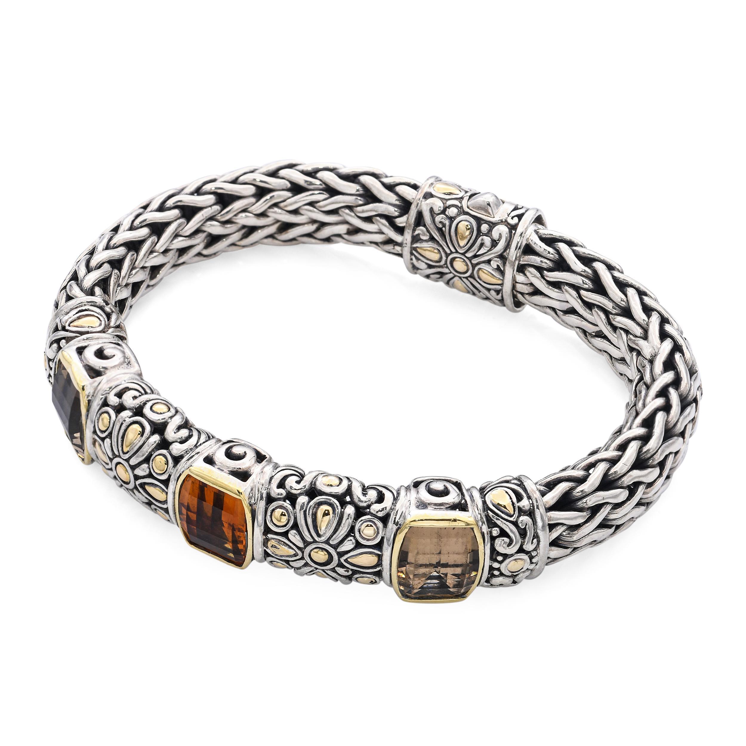 Ce remarquable bracelet vintage de John Hardy allie de riches textures et des pierres précieuses éclatantes dans une fusion caractéristique de l'art balinais et du design moderne. Réalisée en argent sterling avec des touches d'or jaune 18 carats,