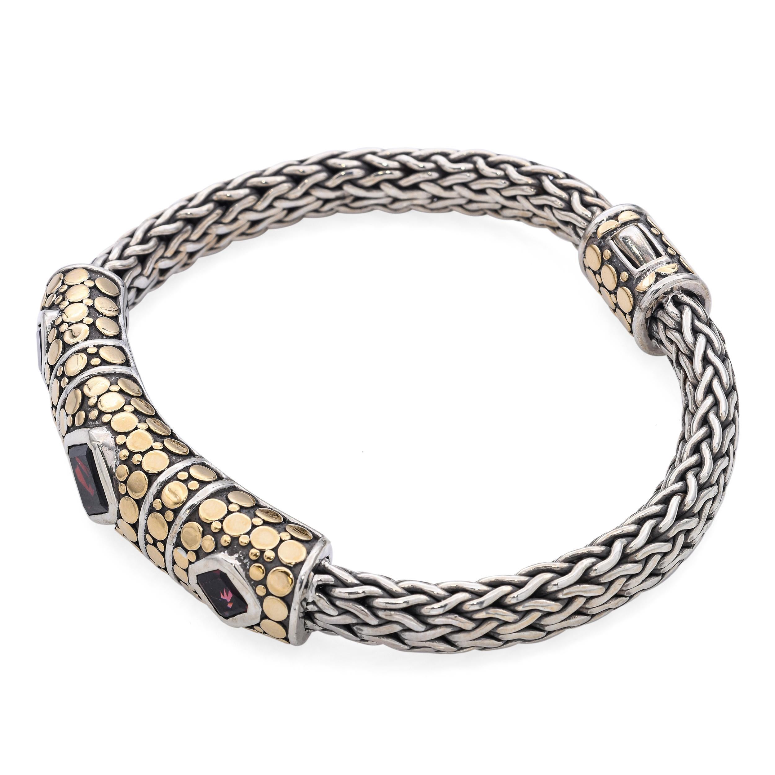 Ce bracelet vintage audacieux et sophistiqué de John Hardy est réalisé en argent sterling richement texturé et rehaussé d'or jaune 18 carats, mettant en valeur le savoir-faire emblématique du créateur, inspiré par les Balinais. Les pierres
