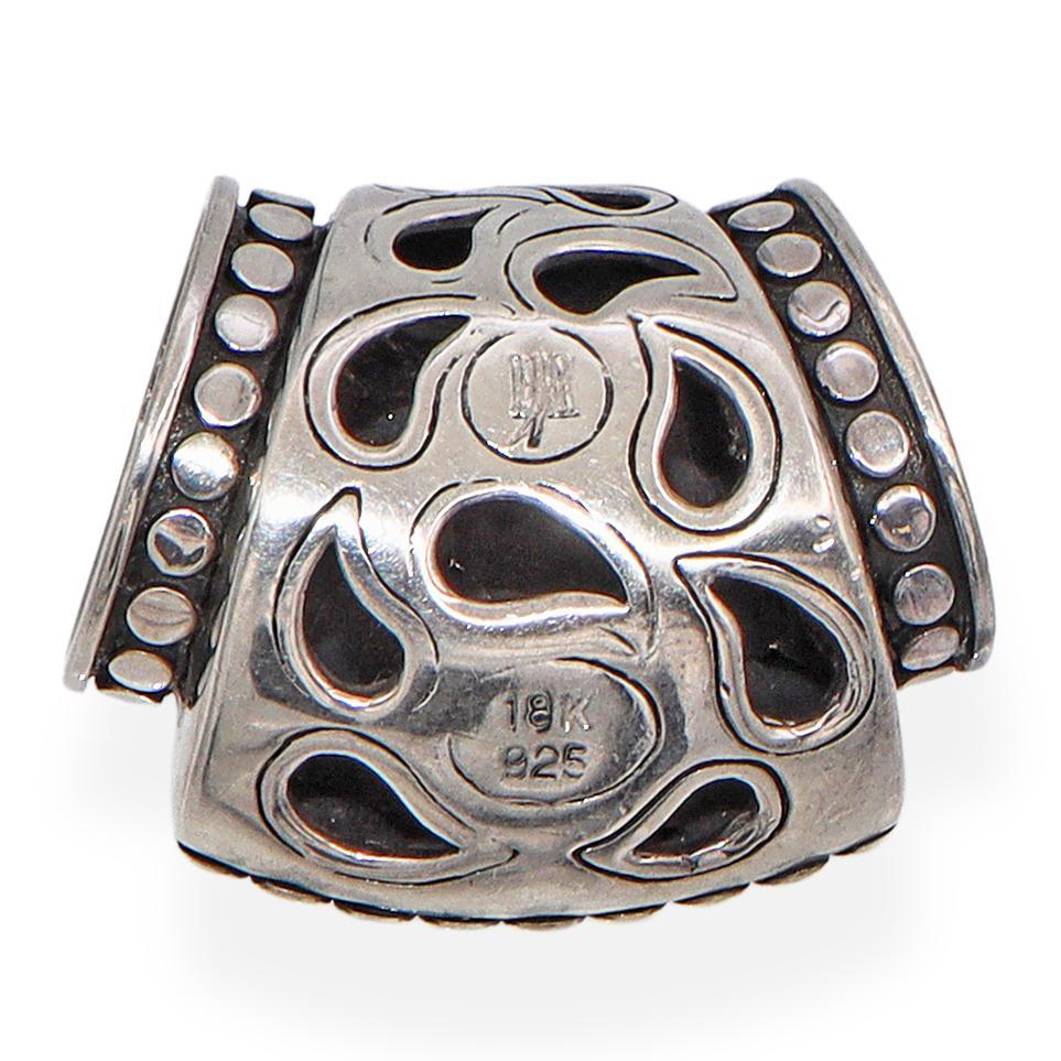 Ciondolo di John Hardy dell'iconica Dot Collectional, realizzato a mano in argento sterling e oro giallo 18 carati. Il design scultoreo presenta punti in rilievo in oro su argento ossidato, creando un ricco contrasto di texture e tonalità. Il retro