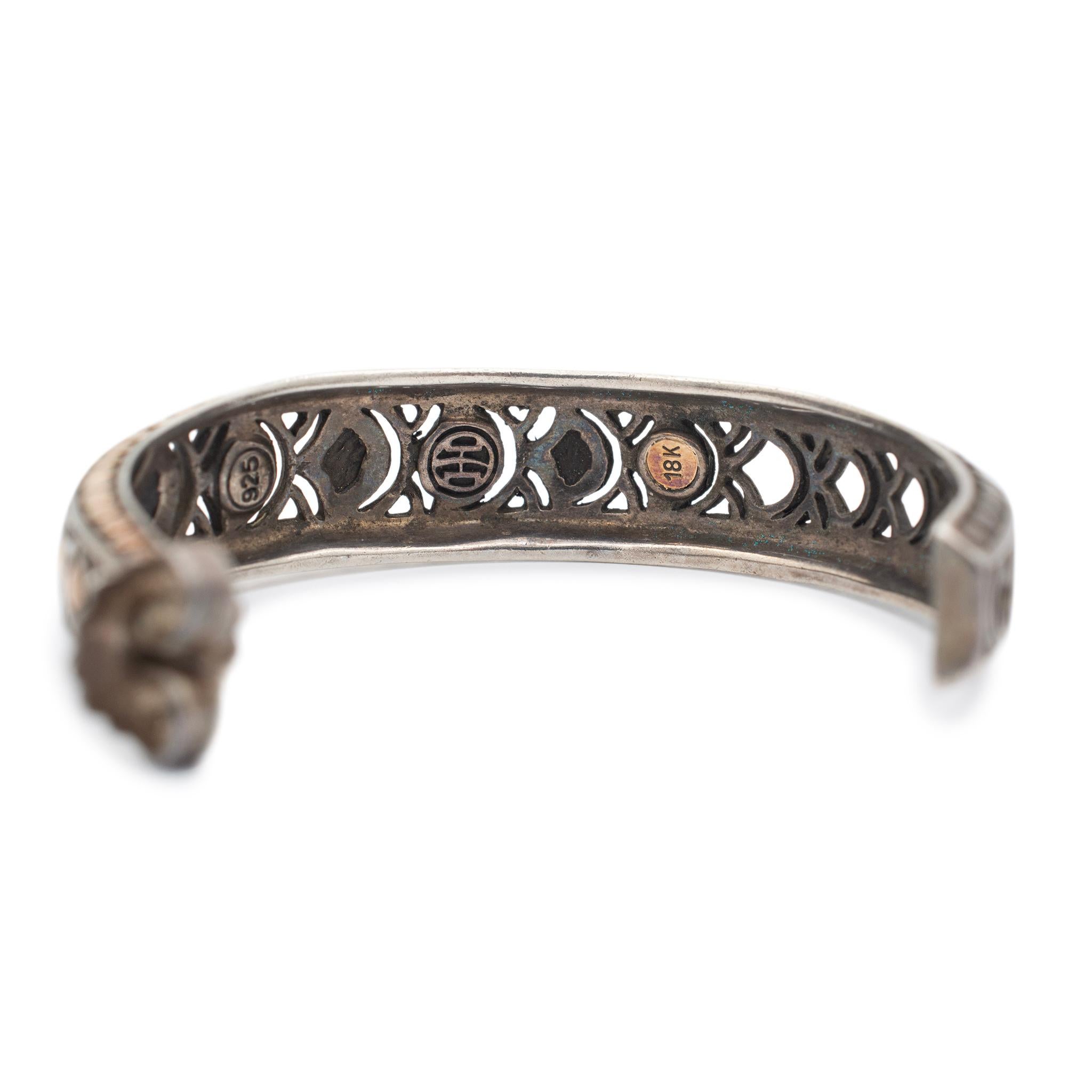 Geschlecht: Damen

Metall Typ: 18K Gelbgold & 925 Silber

Länge: 46,00 mm

Breite: 12,00 mm

Gewicht: 21,50 Gramm

Ein Paar Damen-Ohrringe aus mattem Silber und 18 Karat Gelbgold. Graviert mit 