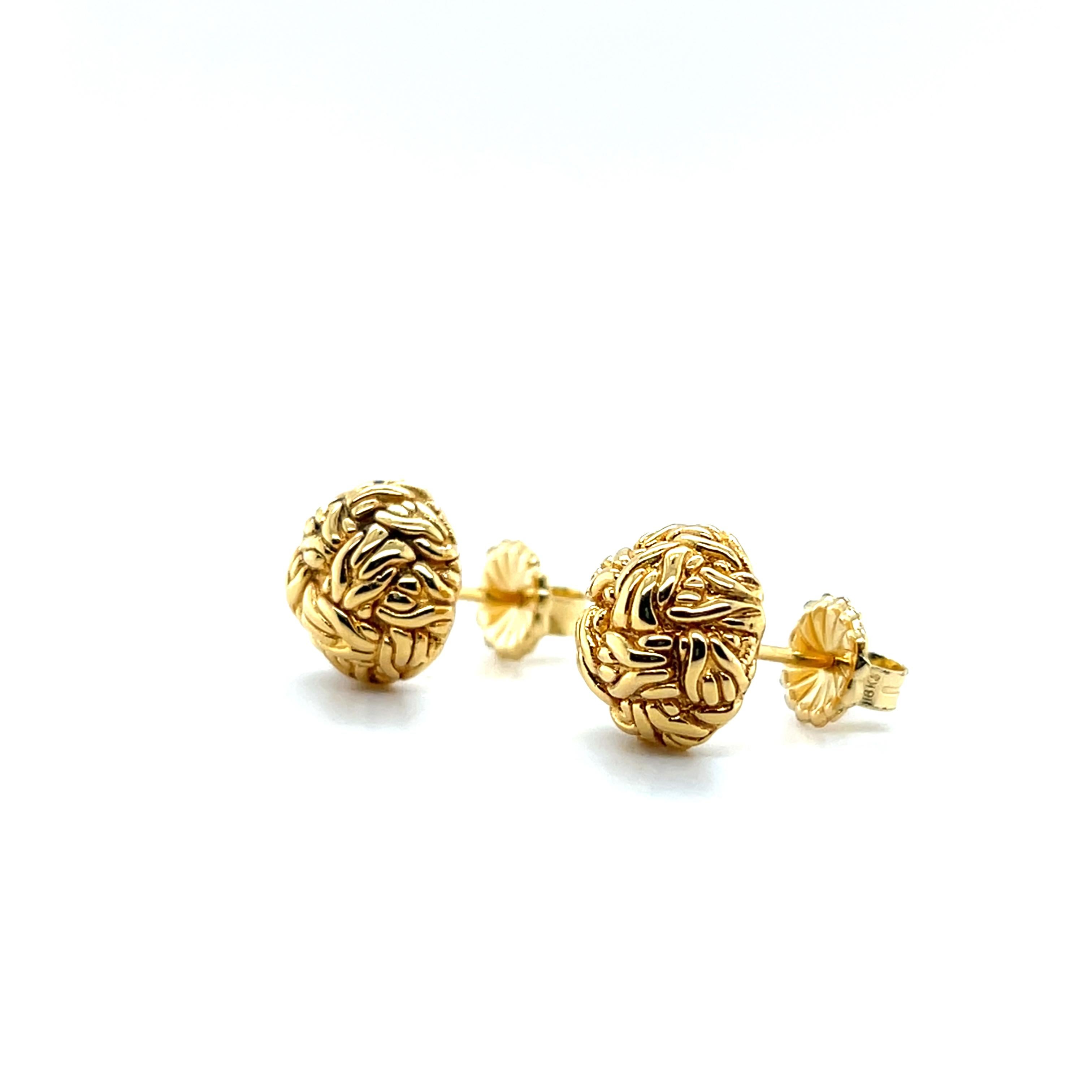 Une paire de boucles d'oreilles contemporaines en or jaune 18 carats de John Hardy met en valeur la beauté sculpturale de la collection emblématique Classic Chain du créateur. Chaque boucle d'oreille est ornée d'un motif de nœud, symbolisant la