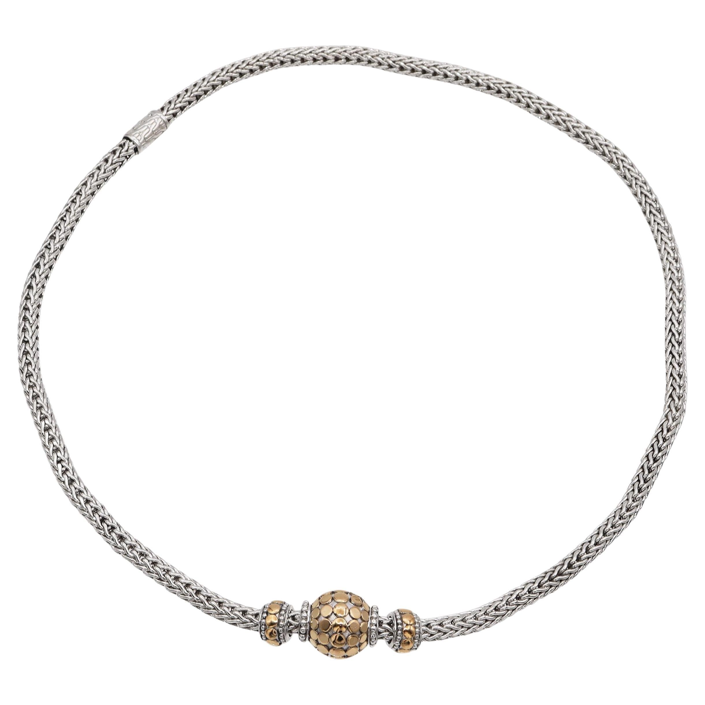 Ce collier remarquable de John Hardy met en valeur le savoir-faire renommé de la marque et son esthétique audacieuse. La pièce présente une chaîne tissée en argent sterling richement texturée, centrée sur trois perles en or jaune 18 carats de la