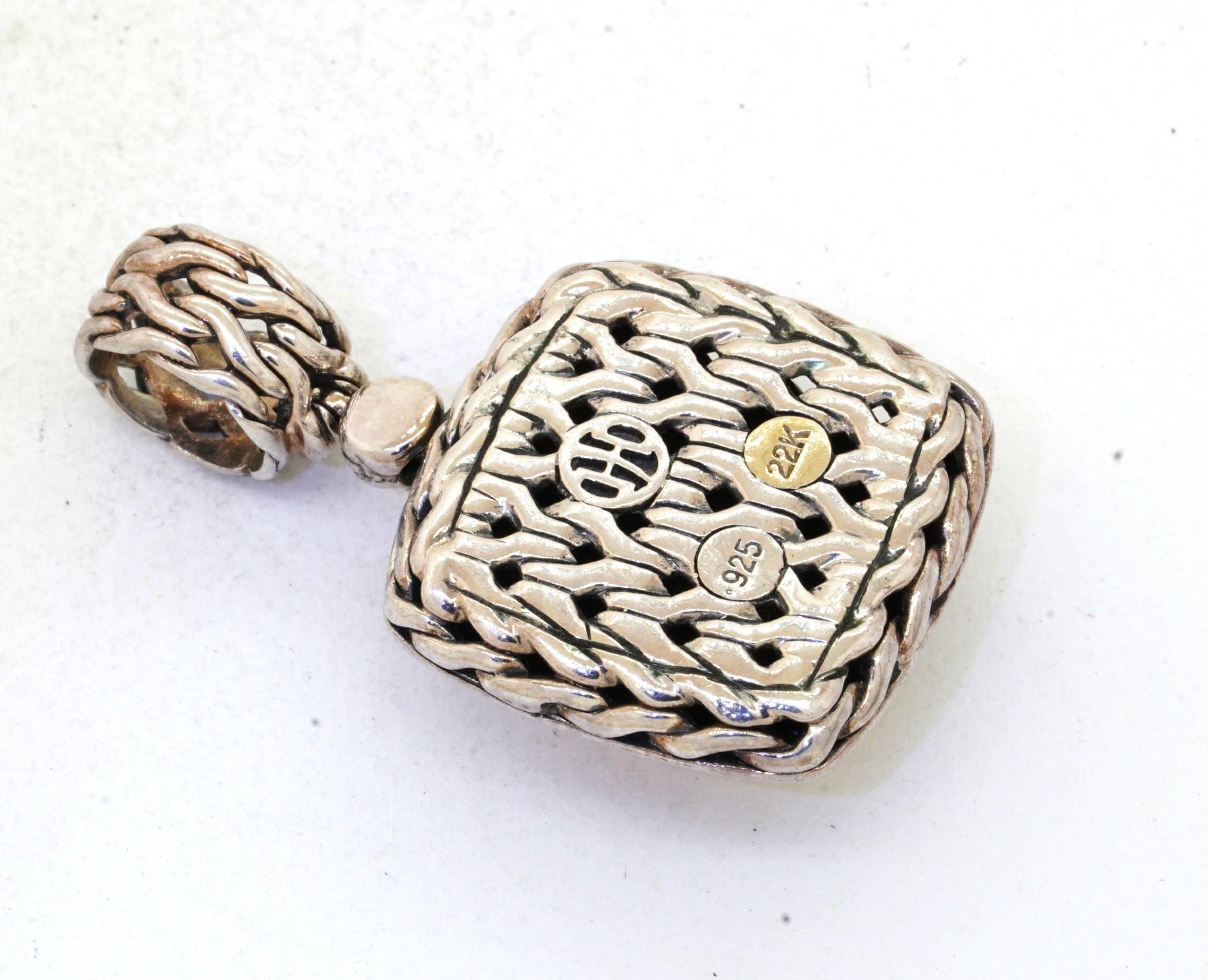 John Hardy 22K & 925 Sterling Silber Hand gehämmert Anhänger. Dieses modische Schmuckstück ist sowohl in wunderschönem 22K Gelbgold als auch in 925 Sterling Silber gefertigt und verfügt über einen elegant gestalteten, handgehämmerten Anhänger, der