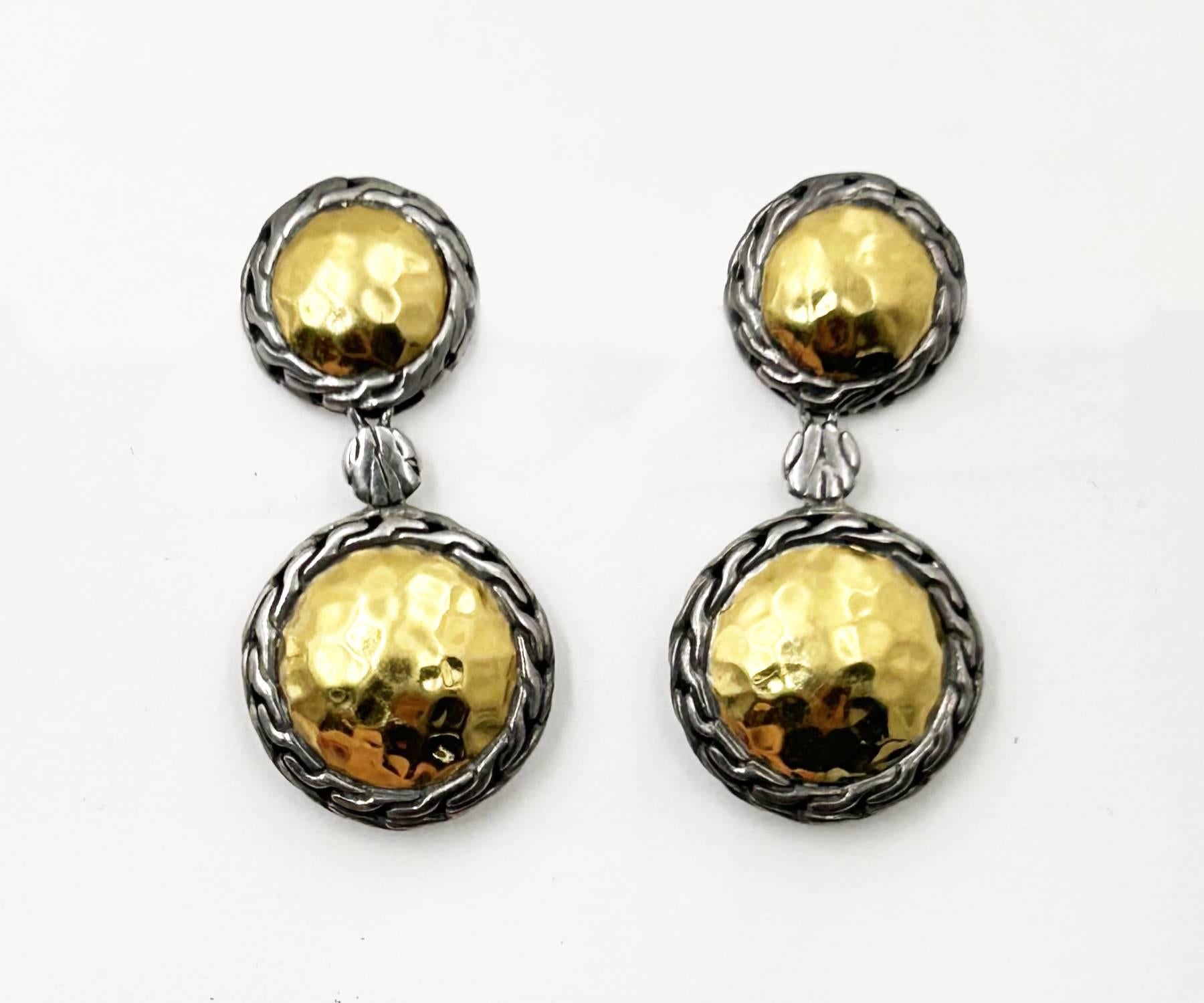 John Hardy 22K Gold 925 Silver Palu Collection Round Dangle Piercing Earrings (boucles d'oreilles pendantes)

* Marqué or jaune 22k et argent sterling 925
* Avec John Hardy Stamp

-Il mesure environ 0,6