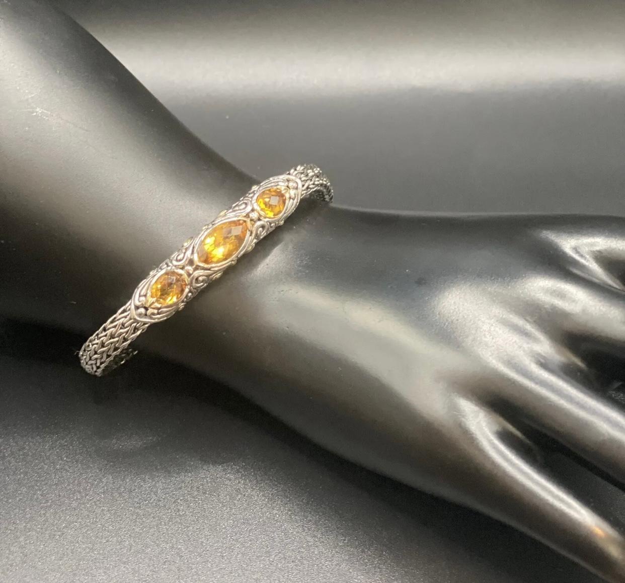 John Hardy 925 Silver Classic Chain Bracelet W/ Topaz & 18k Gold Accents. Citrine also available.

Three gorgeous topaz faceted cabochons set in a 1.80” silver station with gold accents on a 6.5 mm wide John Hardy classic chain style silver