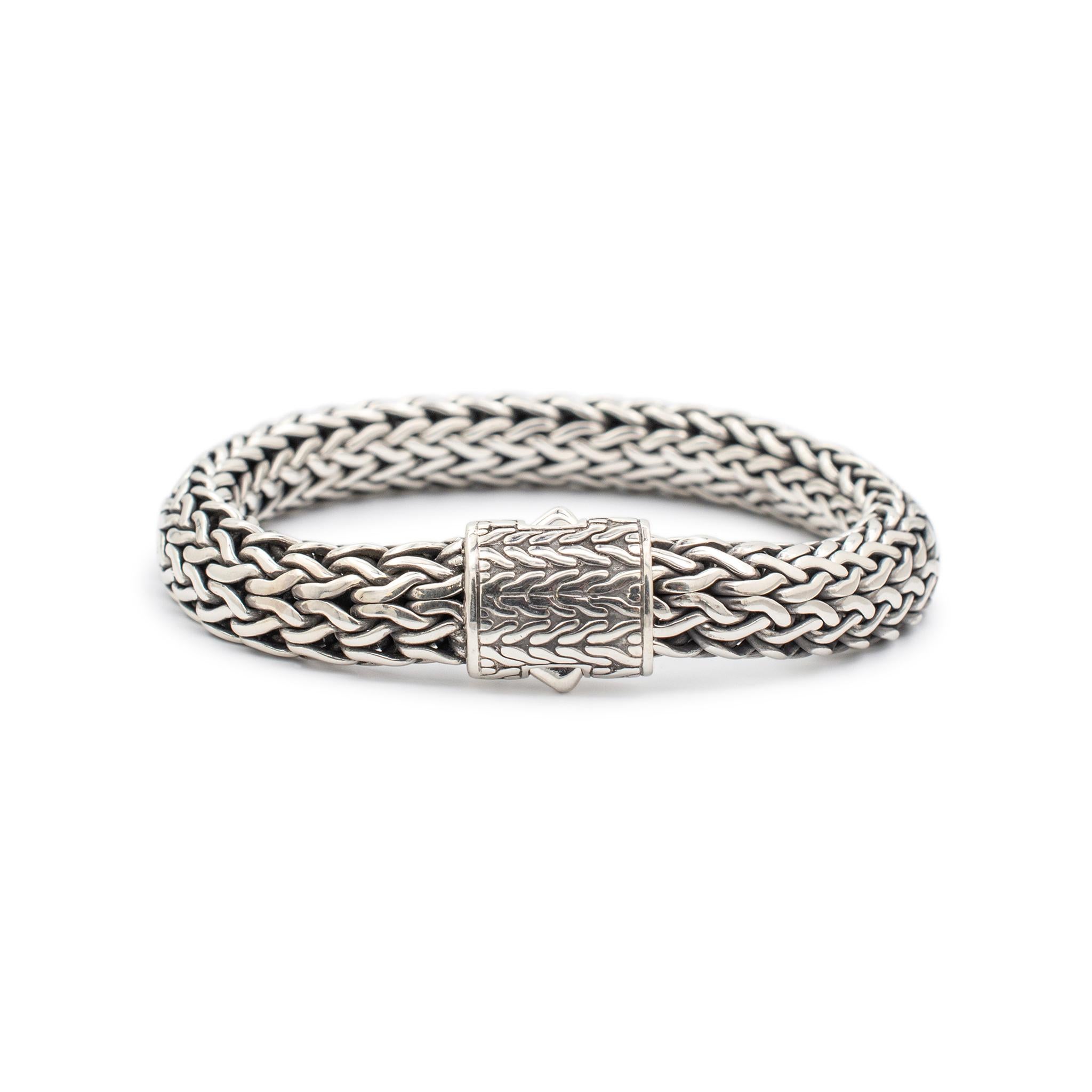 Brand: JOHN HARDY

Gender: Men

Metal Type: Sterling Silver

Length: 6.50 inches

Width: 10.50 mm

John Hardy Size: M

Weight: 64.52 grams

Silver link bracelet. The metal was tested and determined to be 925 (STERLING) silver. Engraved with 