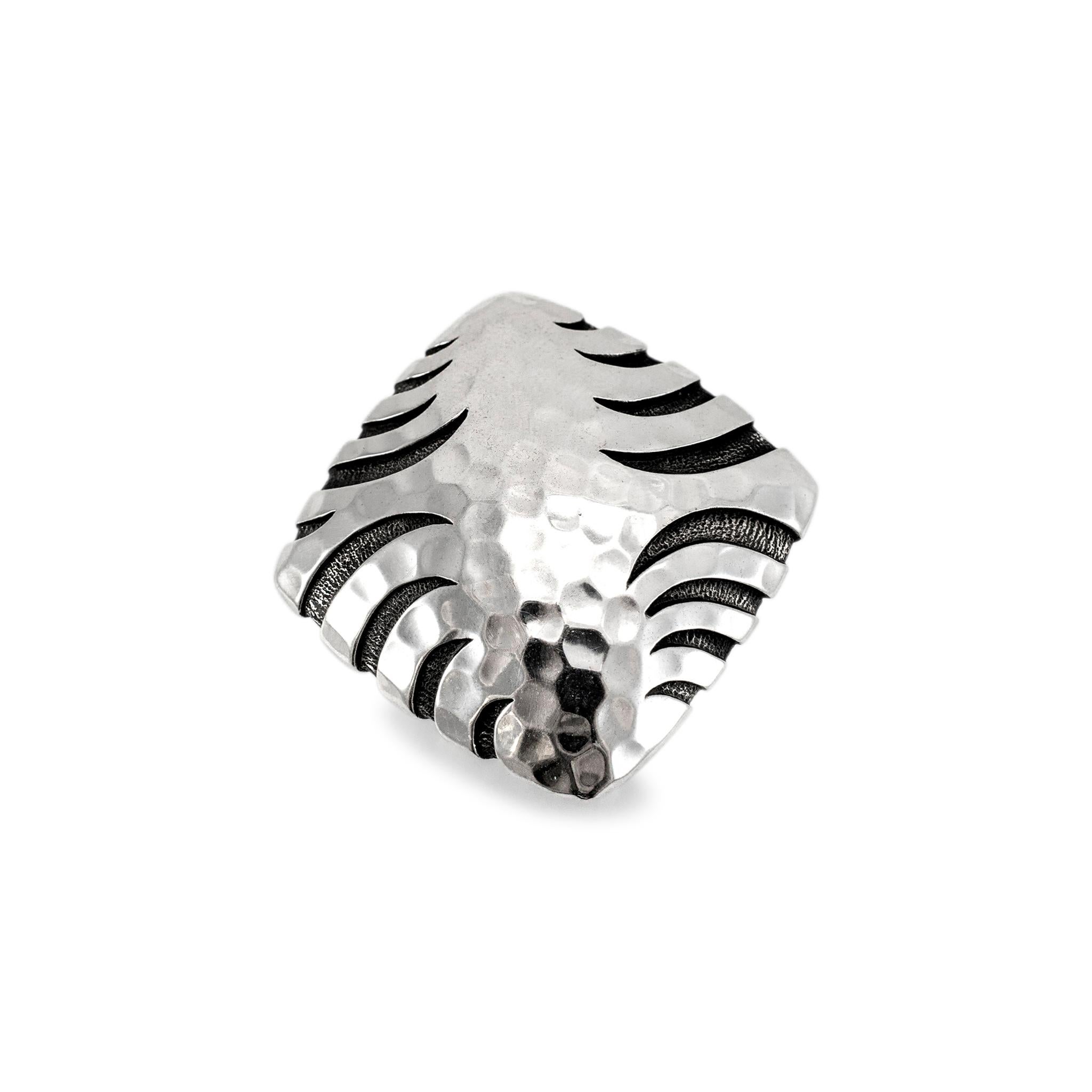 Marque : John Hardy

Genre : Unisexe

Type de métal : Argent Sterling 925

Taille : 7

Largeur : 5,60 mm

Poids : 28,00 grammes

Bague de cocktail en argent martelé, fabriquée par un designer, avec une tige confortable. Le métal a été testé et il a