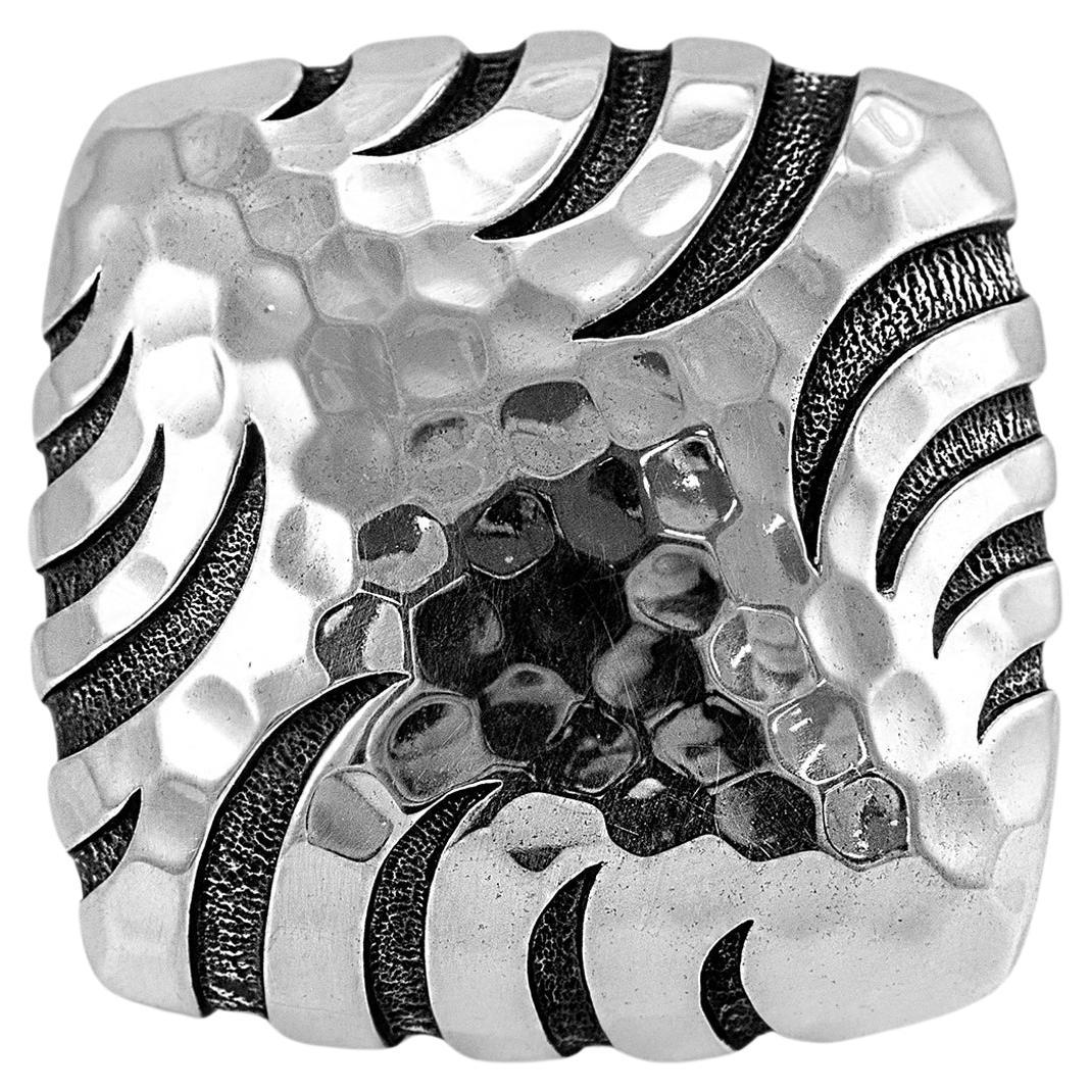 Anillo de cóctel John Hardy de rayas martilladas cuadradas Palu Macan de plata de ley 925