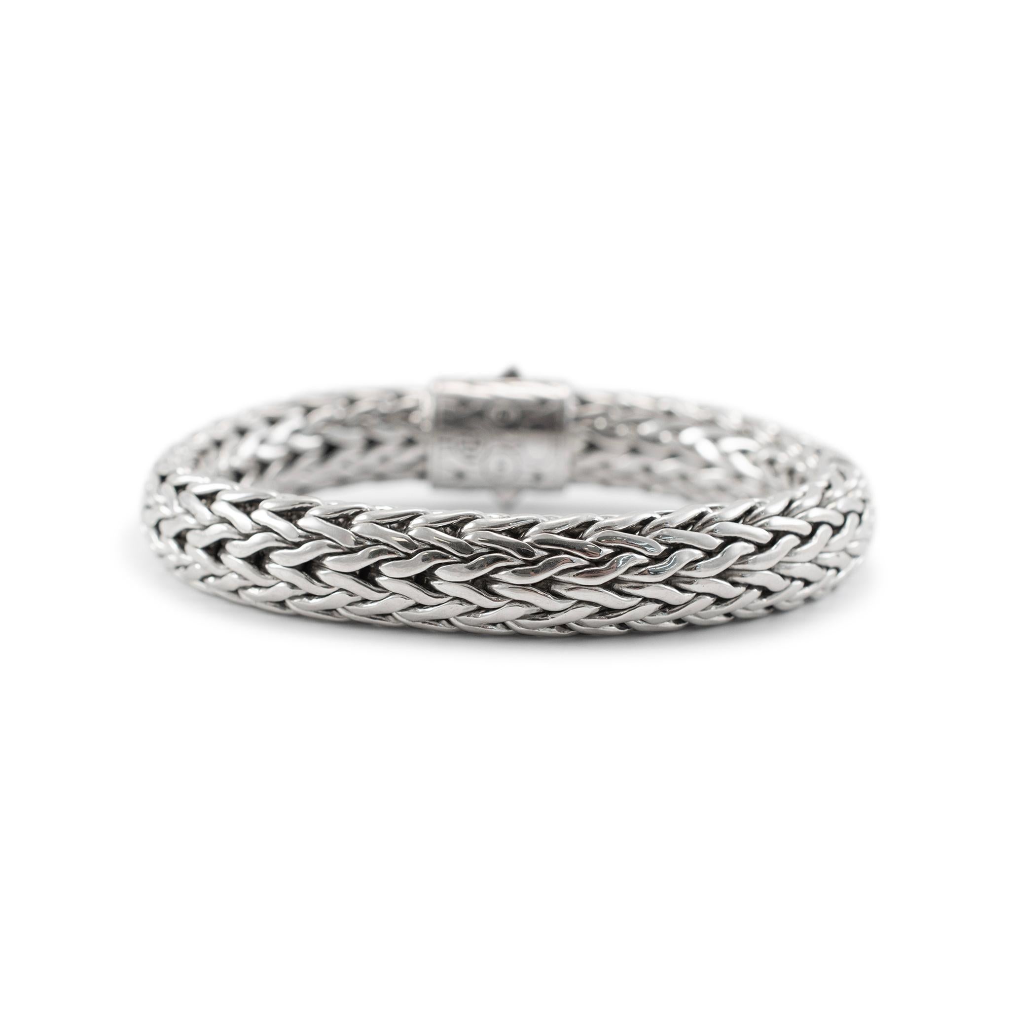 Brand: John Hardy

Gender: Unisex

Metal Type: 925 Sterling Silver

John Hardy Size: M

Length: 6.50 inches

Width: 10.50 mm

Weight: 88.55 grams

Silver Sapphire link bracelet. The metal was tested and determined to be 925 (STERLING) silver.