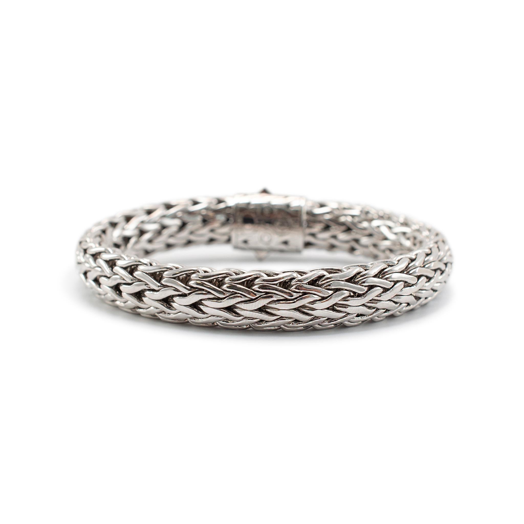 Brand: John Hardy

Metal Type: 925 Sterling Silver

John Hardy Size: M

Length: 6.75 inches

Width: 10.50 mm

Weight: 92.30 grams

925 Sterling Silver Sapphire link bracelet. The metal was tested and determined to be 925 (STERLING) silver. Engraved